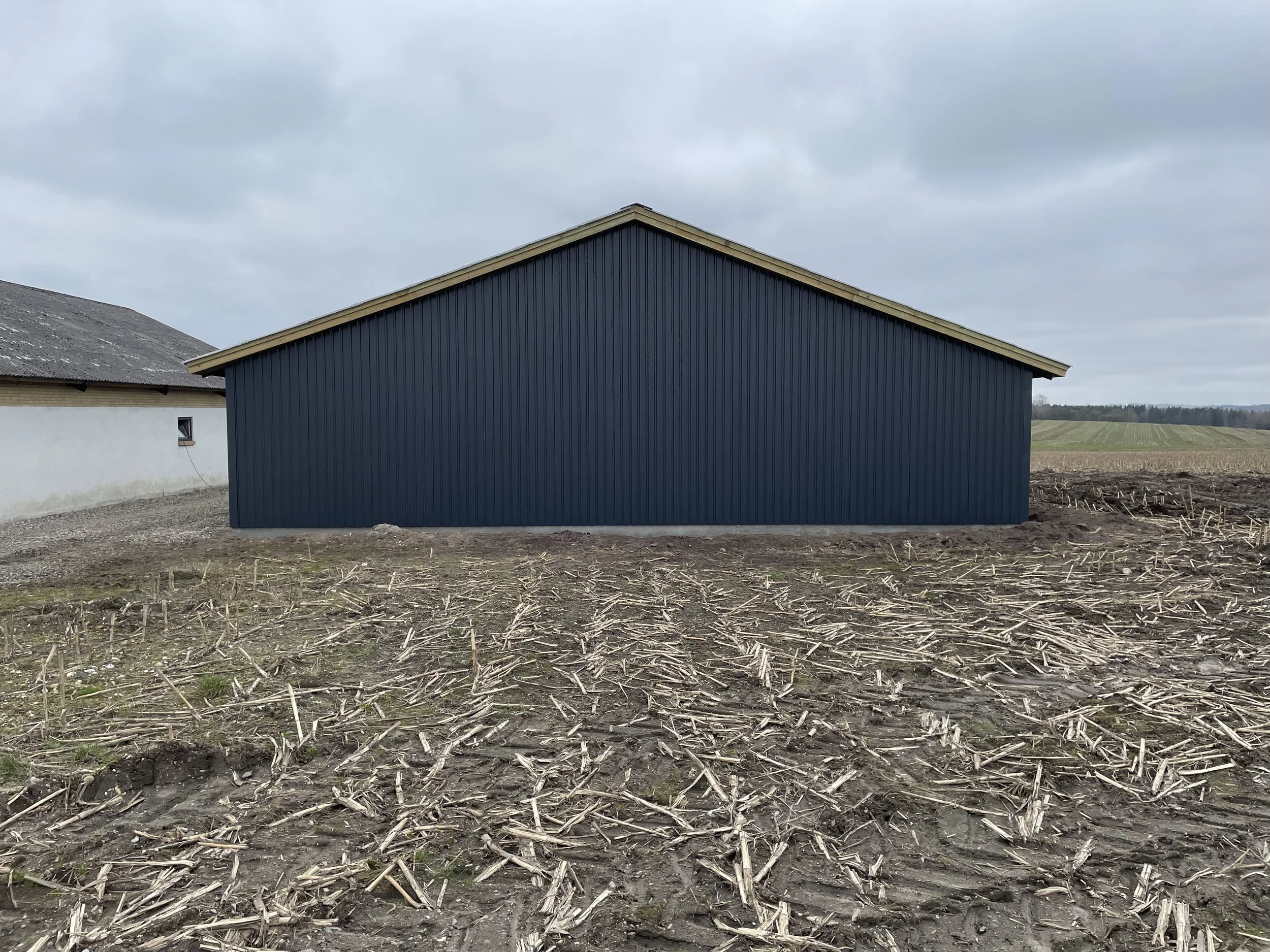 Efter billede, med Antracitgrå Areco VP 20/100 stålpalder & mørkegrå Swisspearl B9-Max tagplader. 