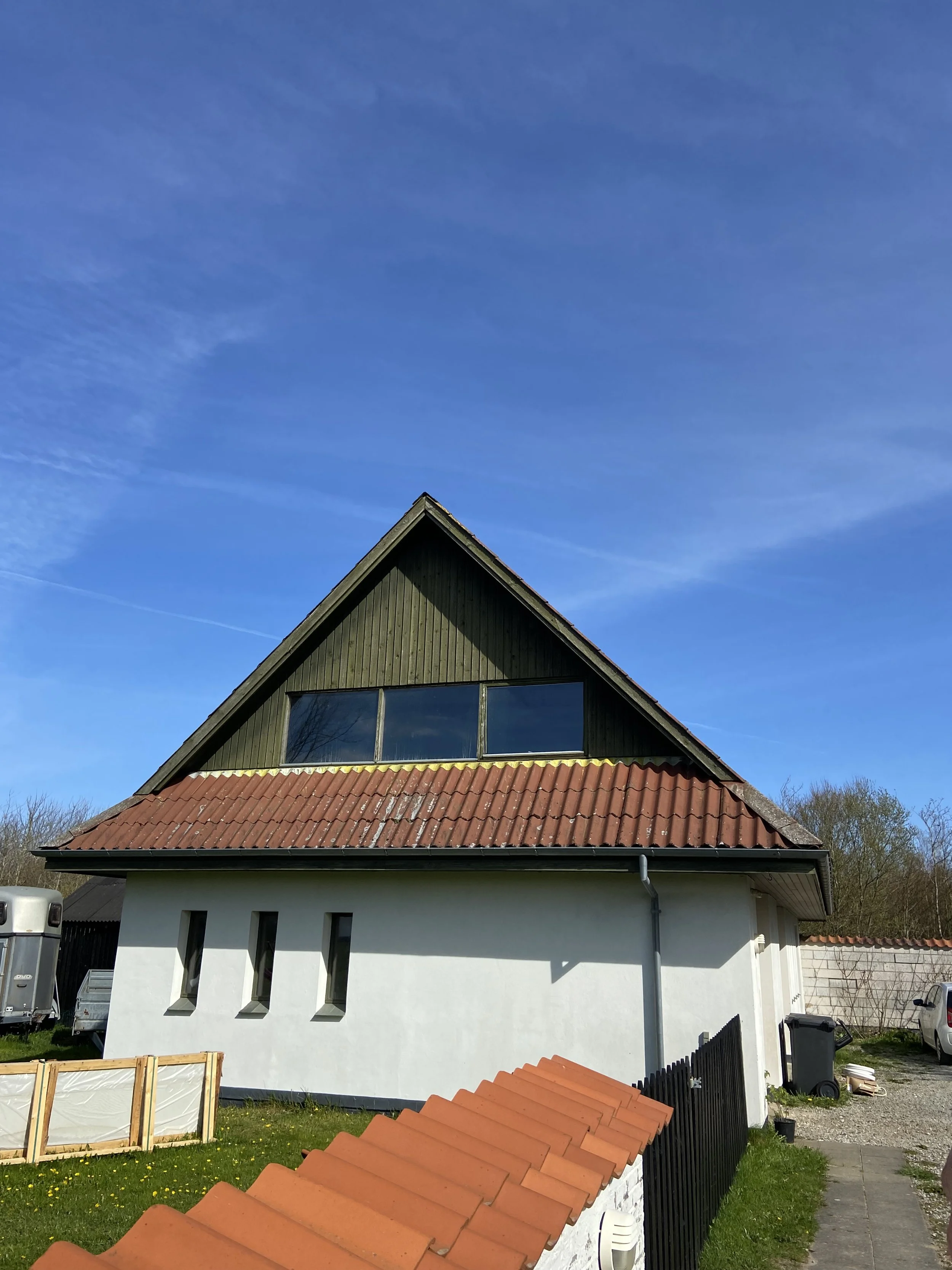 Den gamle gavl med slidt og sprækket træværk.