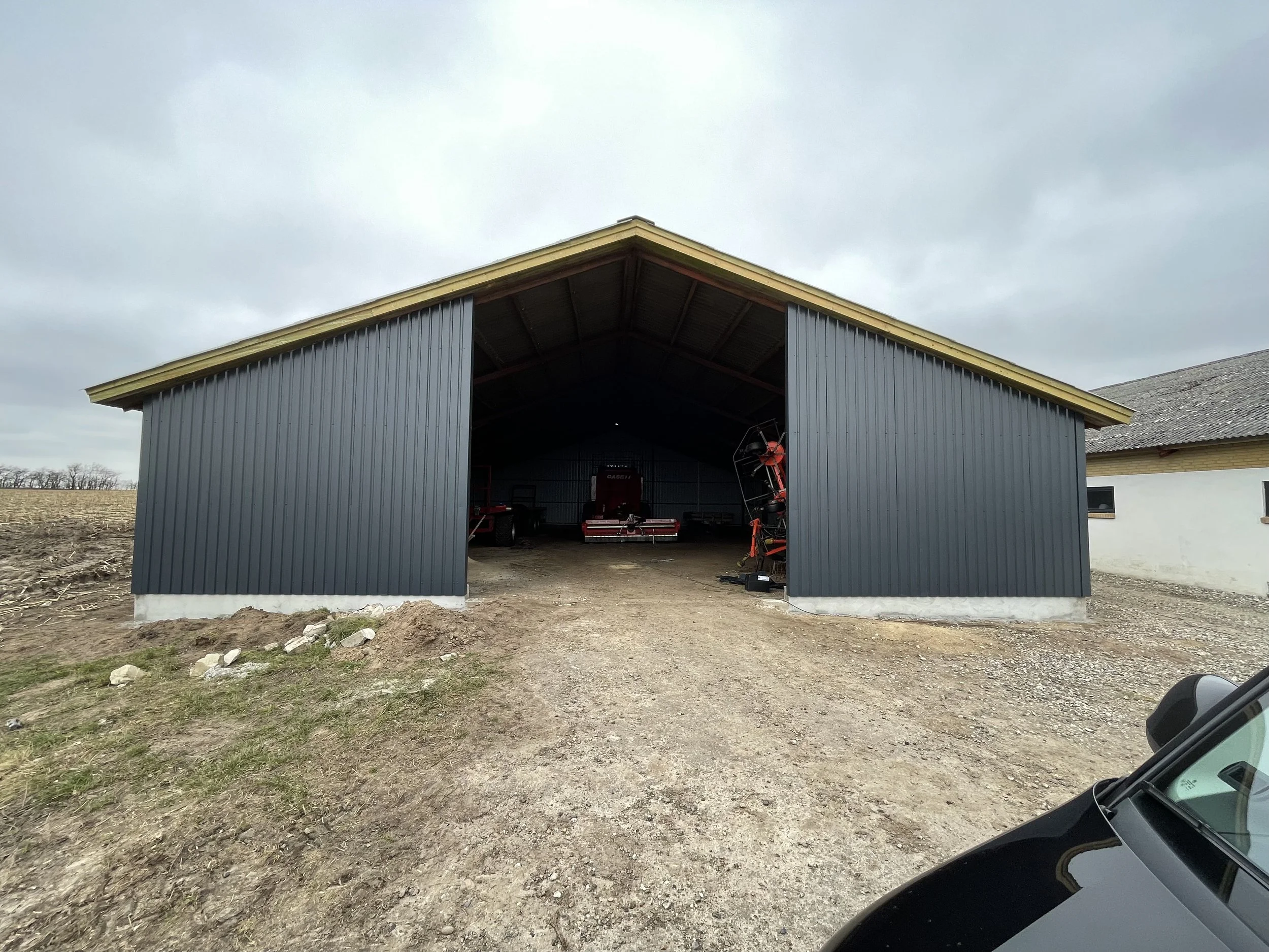 Efter billede, med Antracitgrå Areco VP 20/100 stålpalder & mørkegrå Swisspearl B9-Max tagplader. 