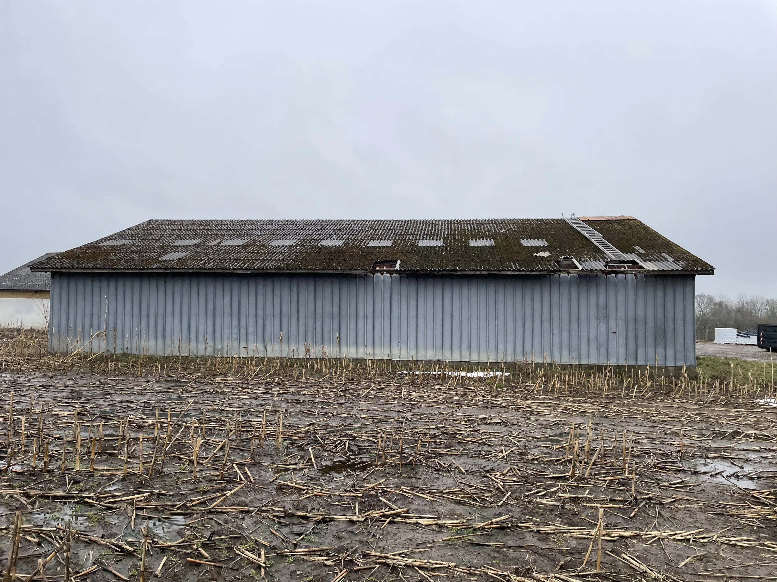 Før Billede af den gamle slidte stålhal. 