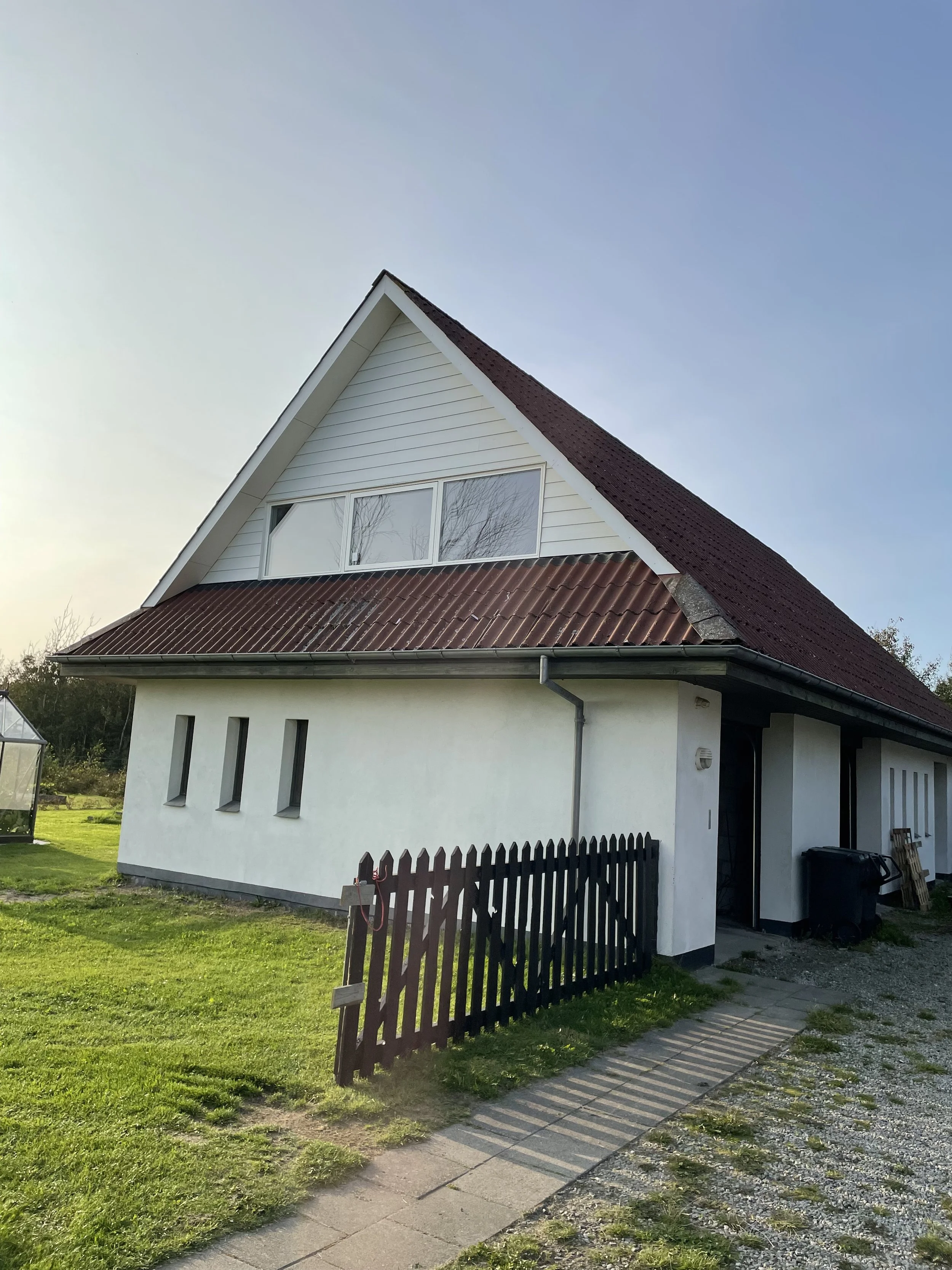 Færdig gavl med hvid hardieplank og rationel vinduer.