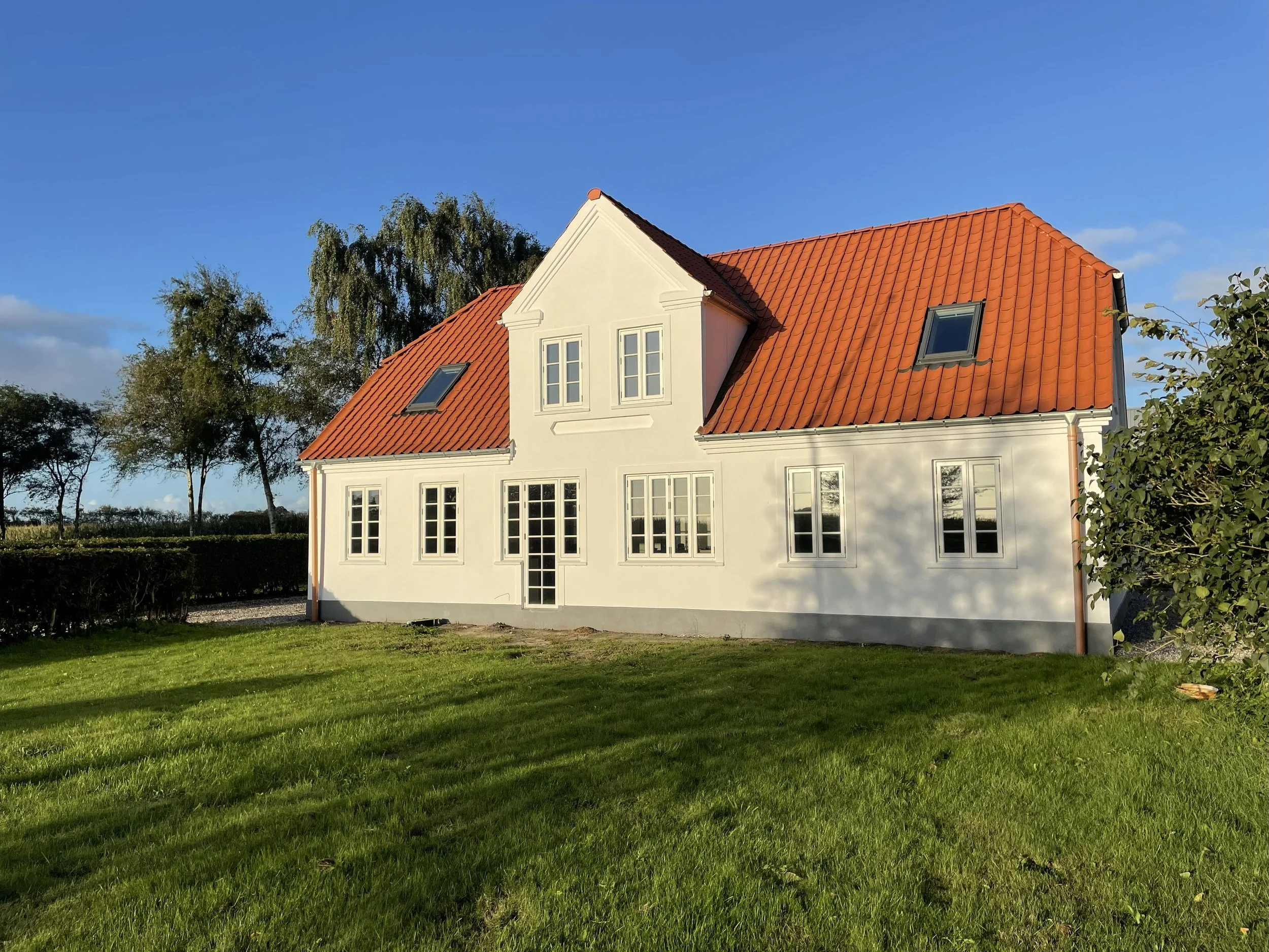 Nyt tag med Lille Dansk Vinge tegl, Rheinzink tagrender og Velux vinduer.