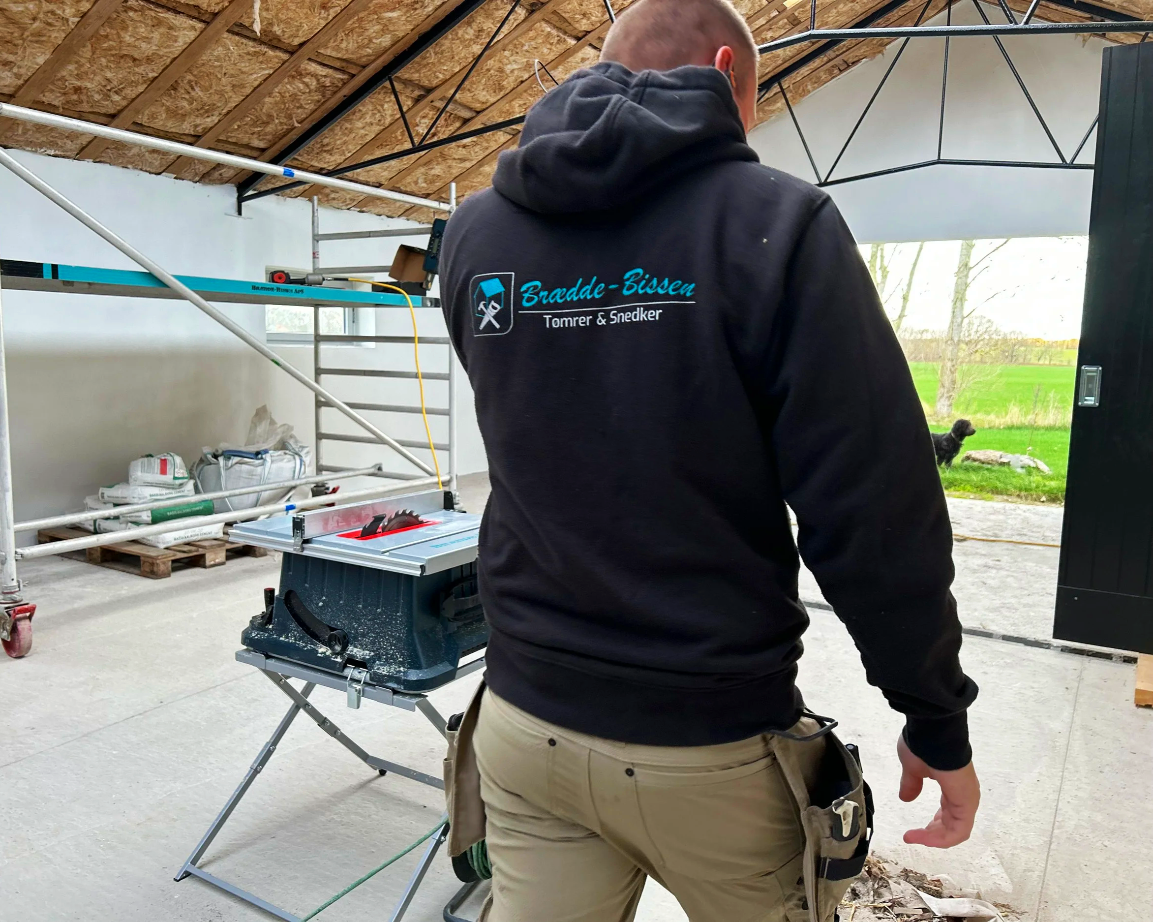 Tømrer på byggeplads hvor der forskalles til nye troldtekt lofter