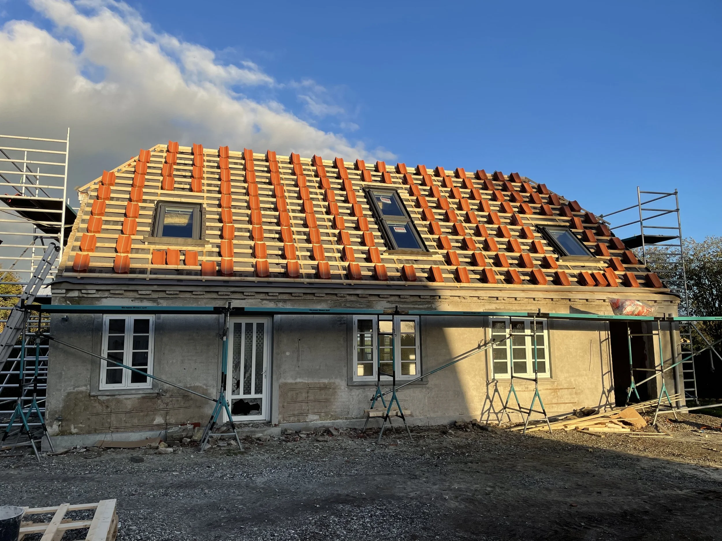 Arbejde med tagrenovering, Lille Dansk Vinge tegl, Rheinzink tagrender og Velux vinduer. 
