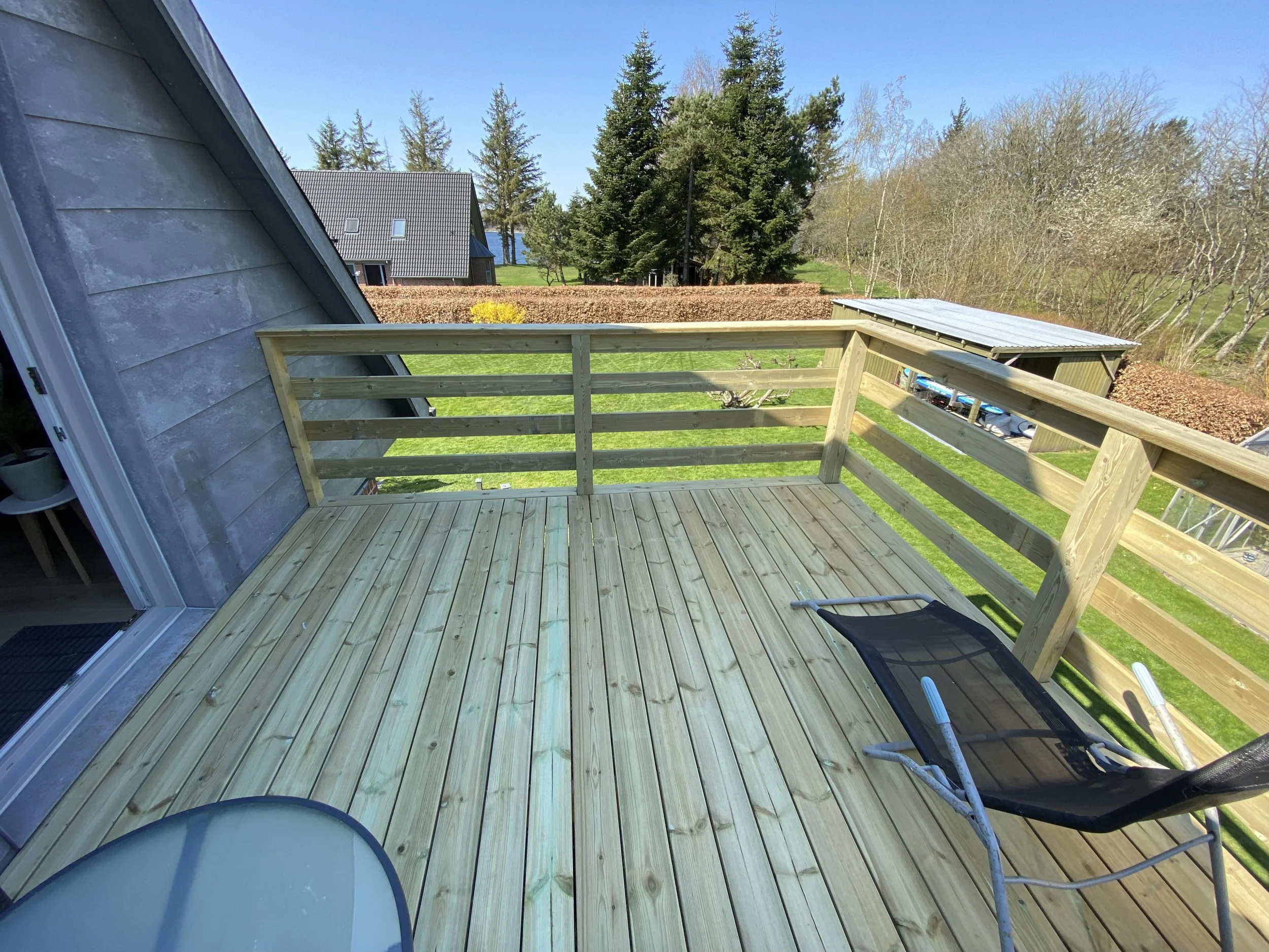 Udsigts terrasse med kig til mariagerfjord i trykimprægneret fyrretræ, slut resultat.