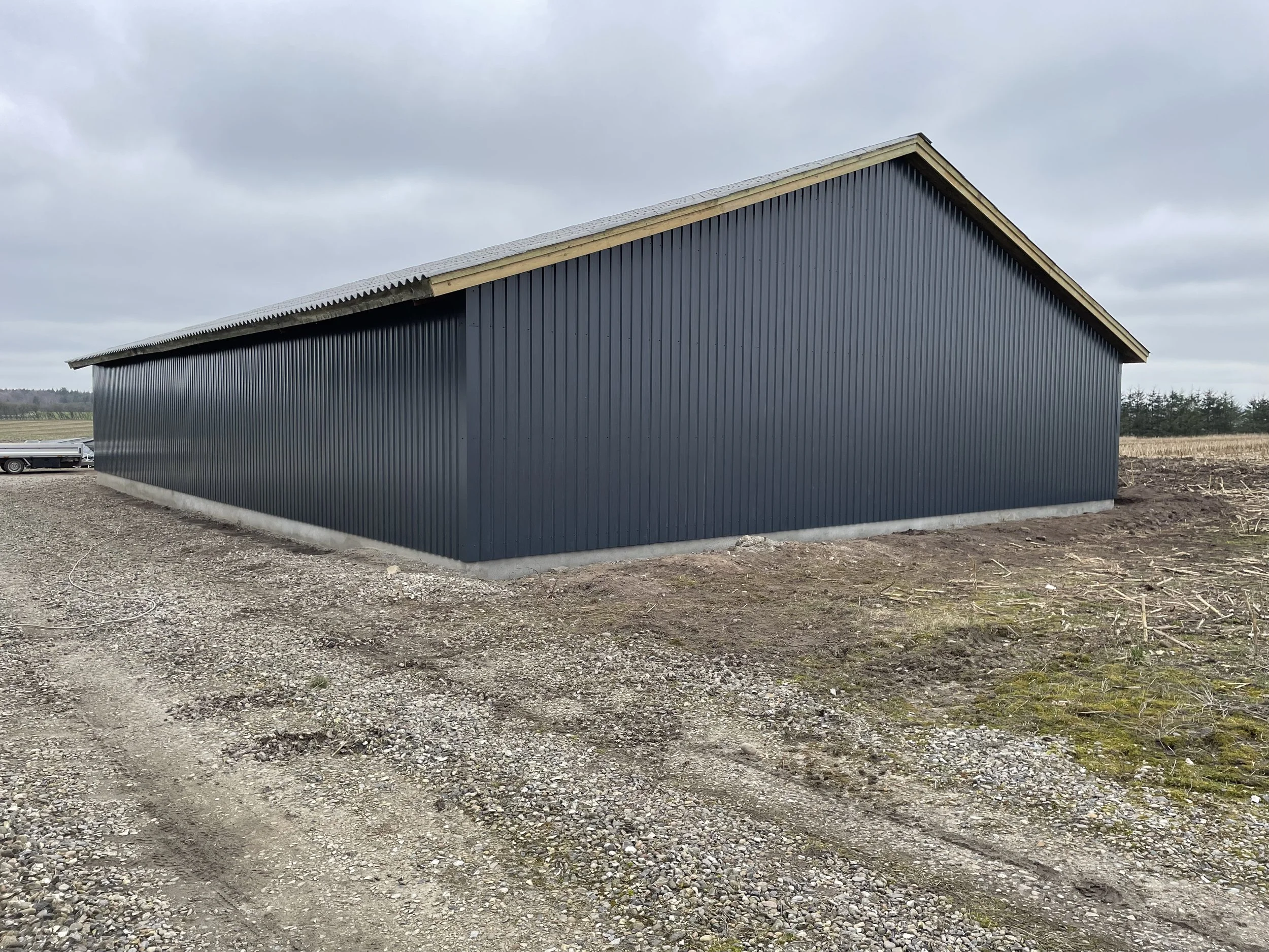 Efter billede, med Antracitgrå Areco VP 20/100 stålpalder & mørkegrå Swisspearl B9-Max tagplader. 