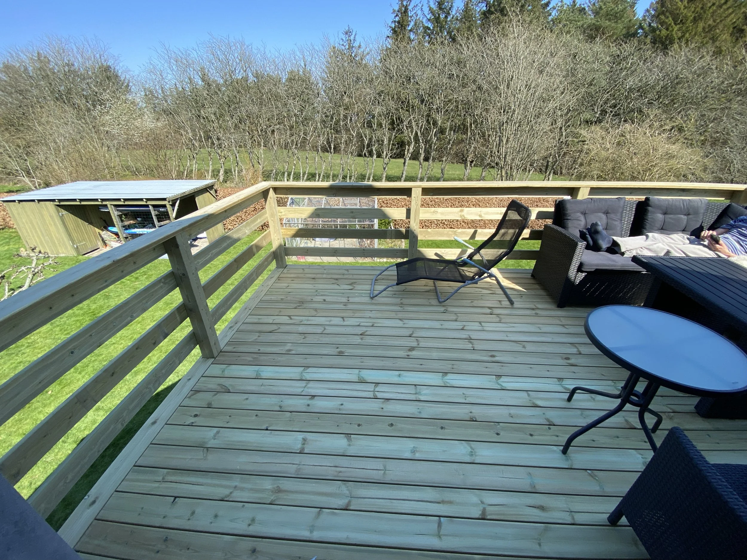 Udsigts terrasse med kig til mariagerfjord i trykimprægneret fyrretræ, slut resultat.