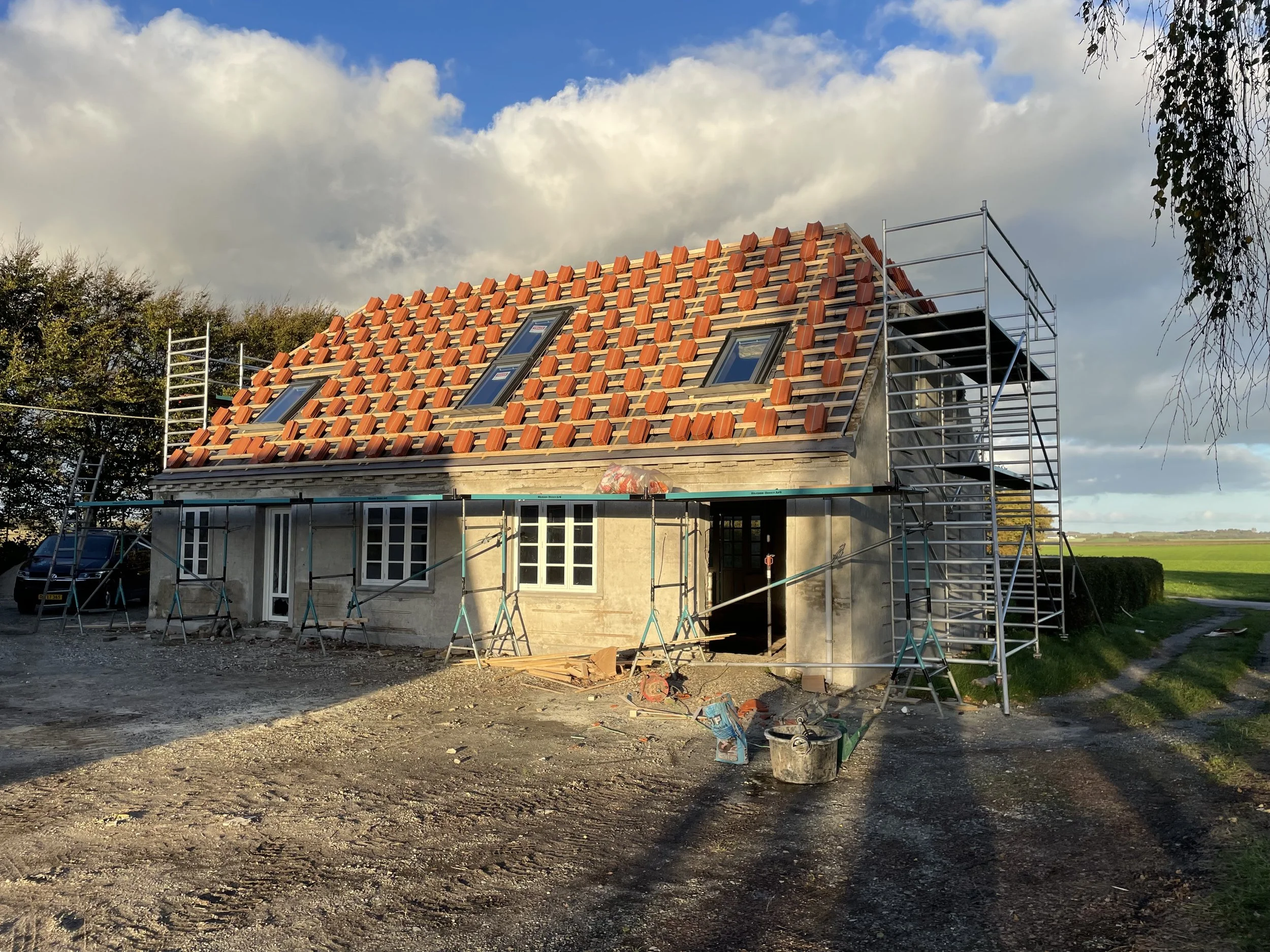 Arbejde med tagrenovering, Lille Dansk Vinge tegl, Rheinzink tagrender og Velux vinduer. 