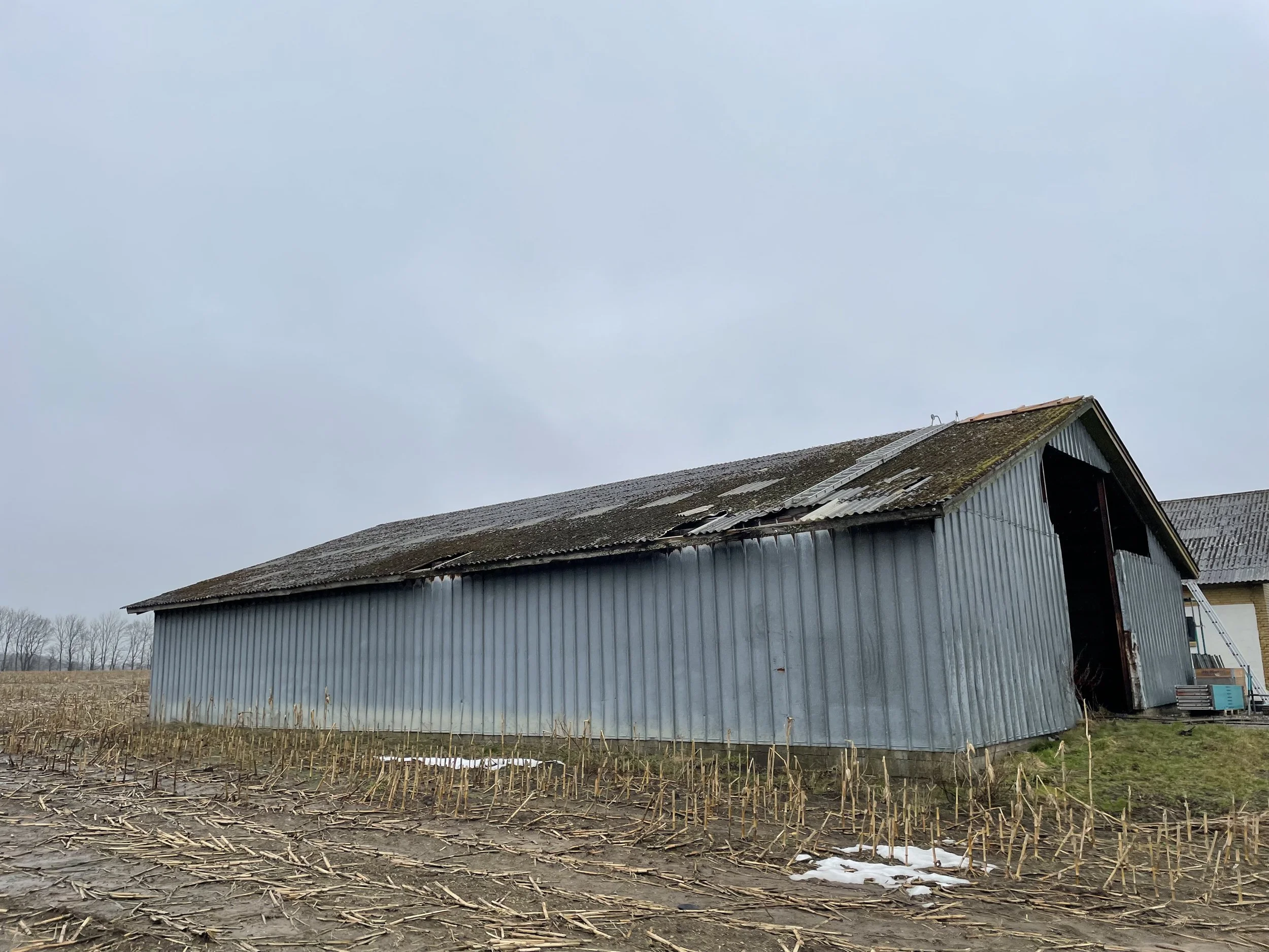 Før Billede af den gamle slidte stålhal. 