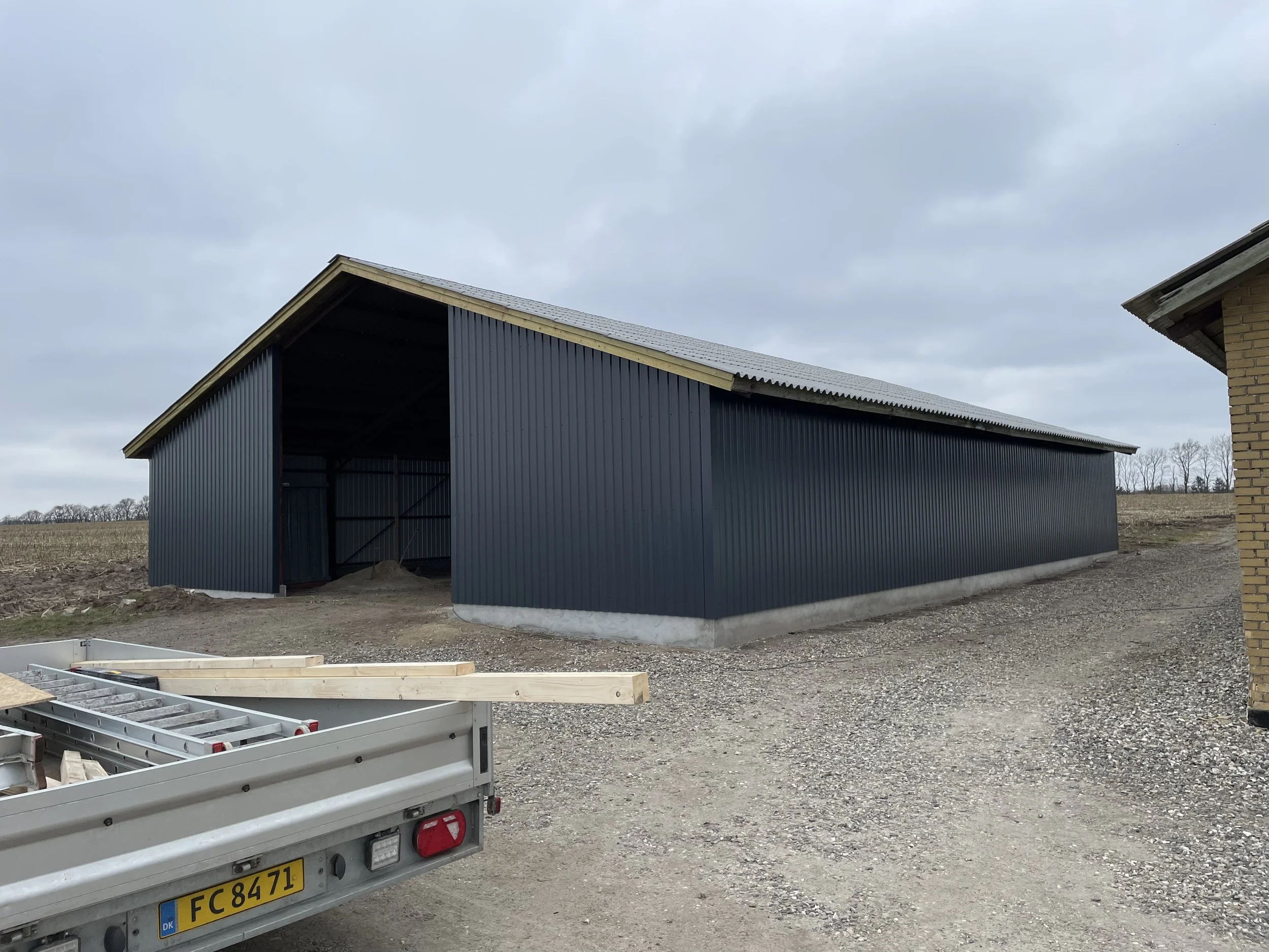 Efter billede, med Antracitgrå Areco VP 20/100 stålpalder & mørkegrå Swisspearl B9-Max tagplader. 