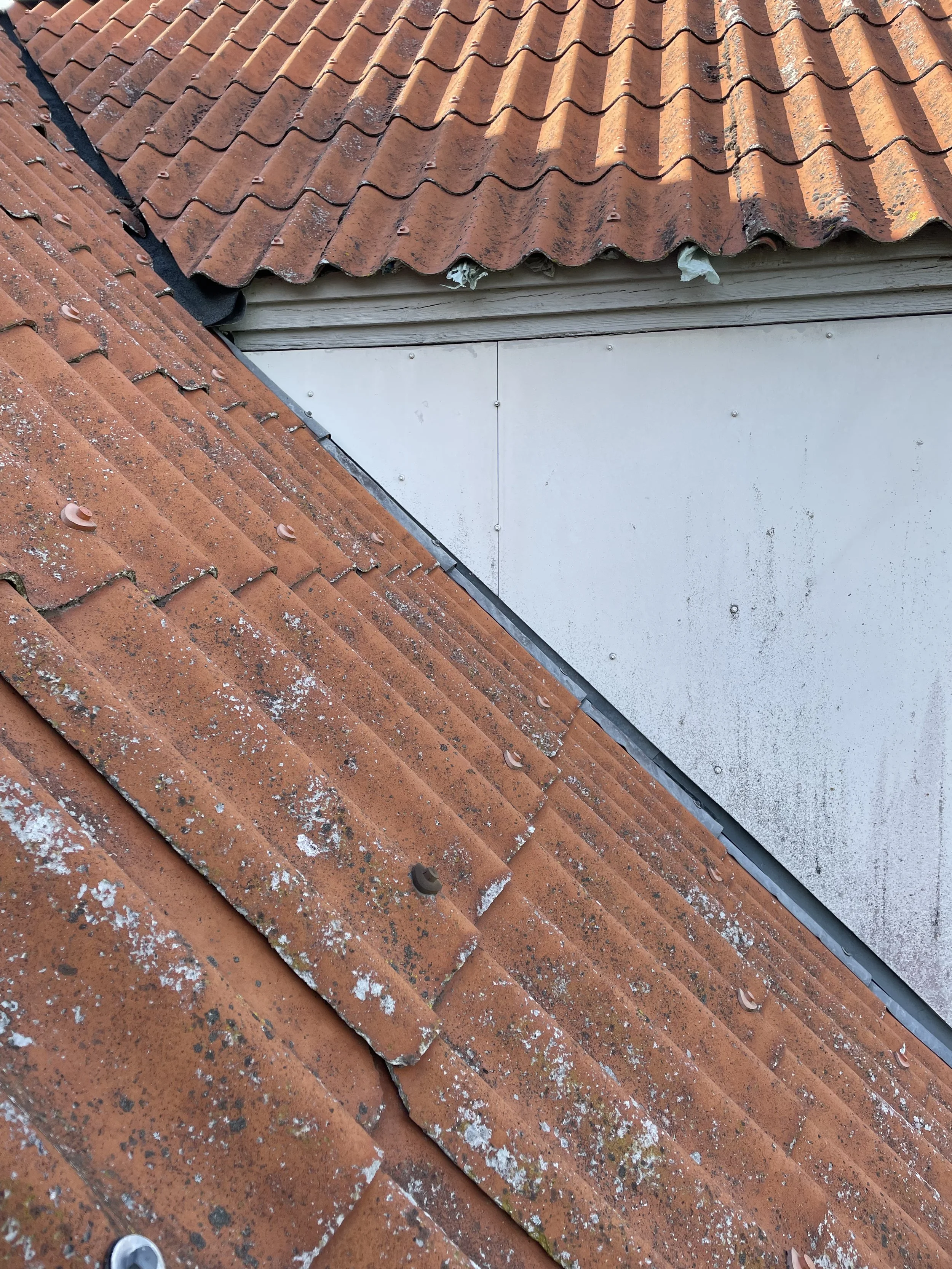 Før Tag renoveringen et slidt B7 eternit tag.