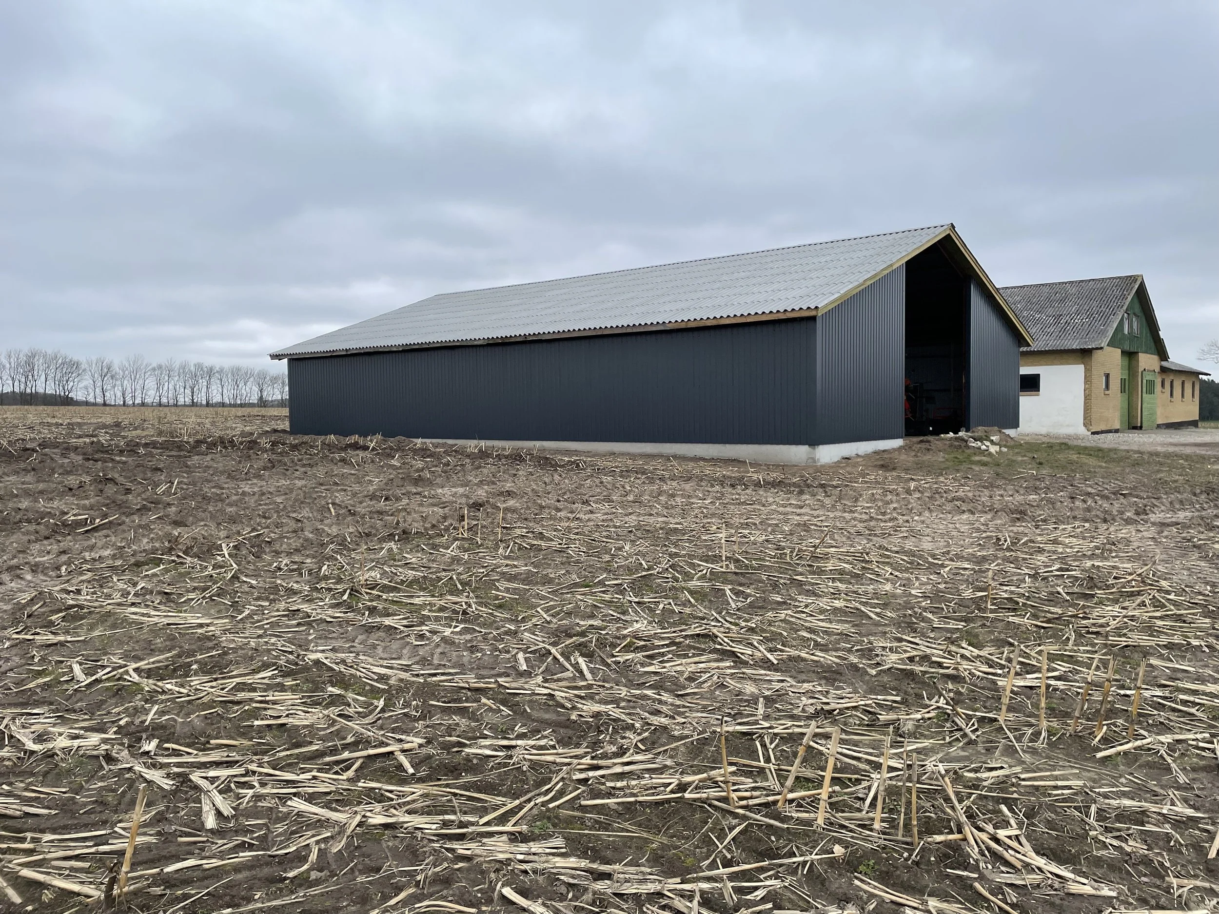 Efter billede, med Antracitgrå Areco VP 20/100 stålpalder & mørkegrå Swisspearl B9-Max tagplader. 