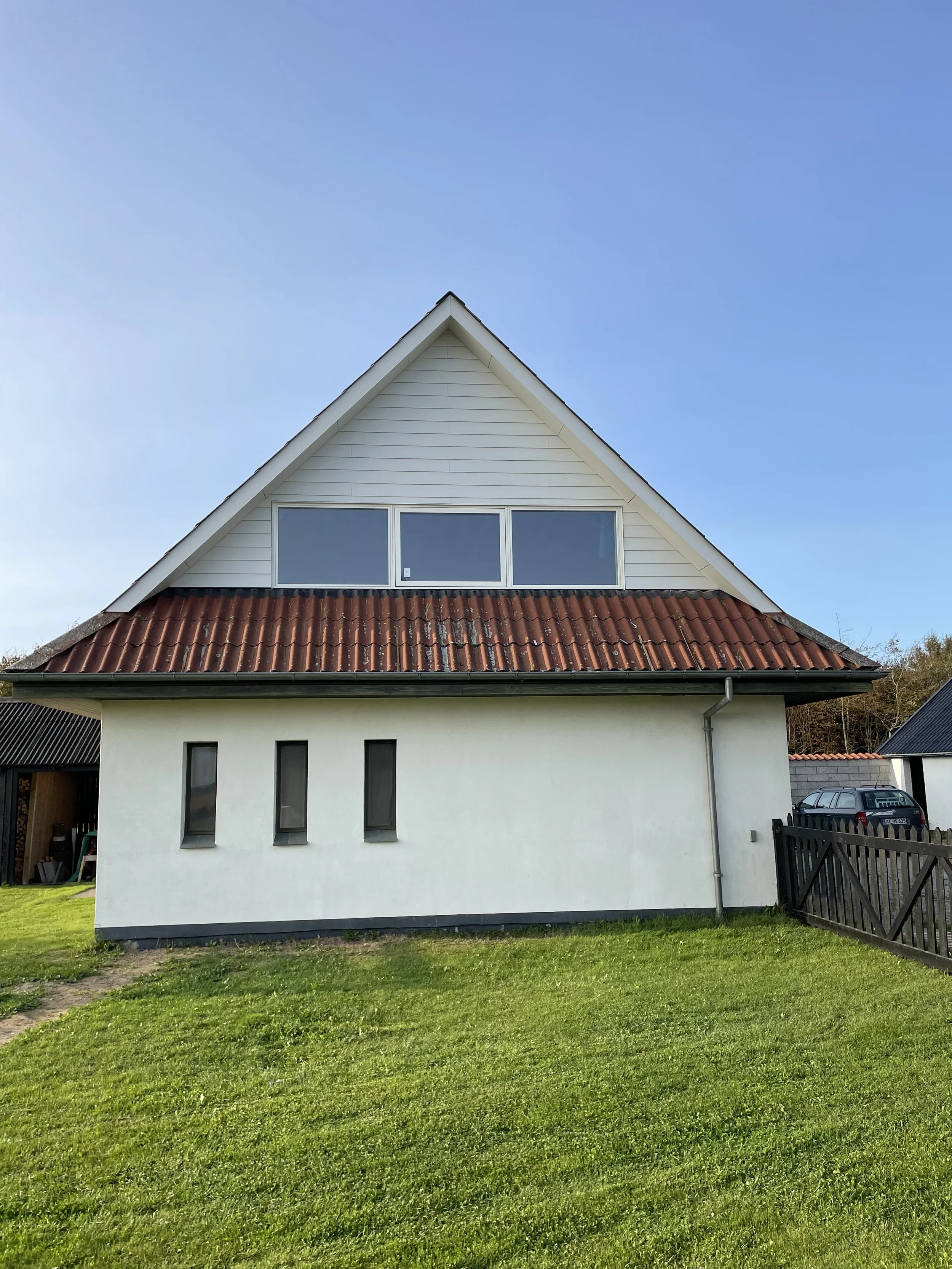 Færdig gavl med hvid hardieplank og rationel vinduer.