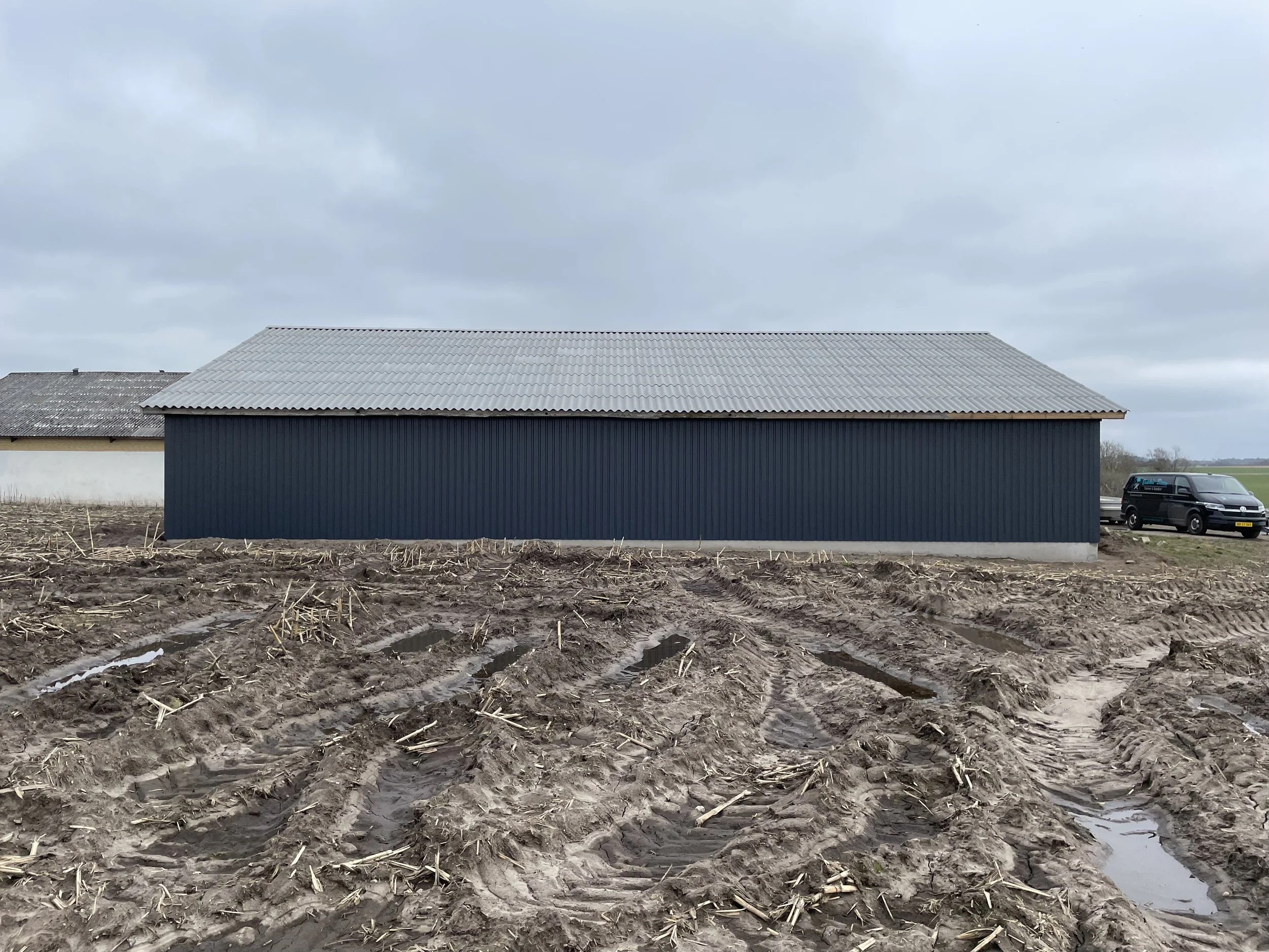 Efter billede, med Antracitgrå Areco VP 20/100 stålpalder & mørkegrå Swisspearl B9-Max tagplader. 