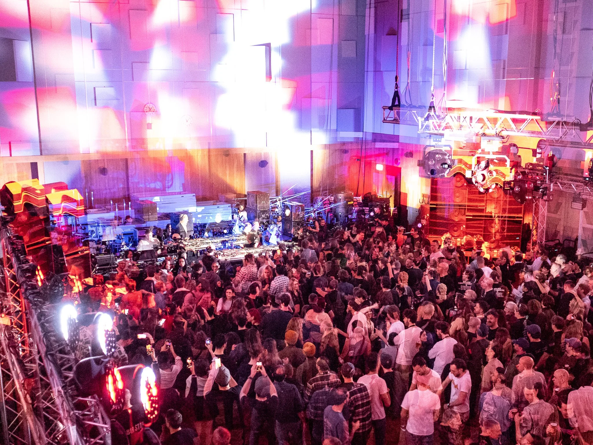 2MANYDJS RAVE @ ABBEY ROAD