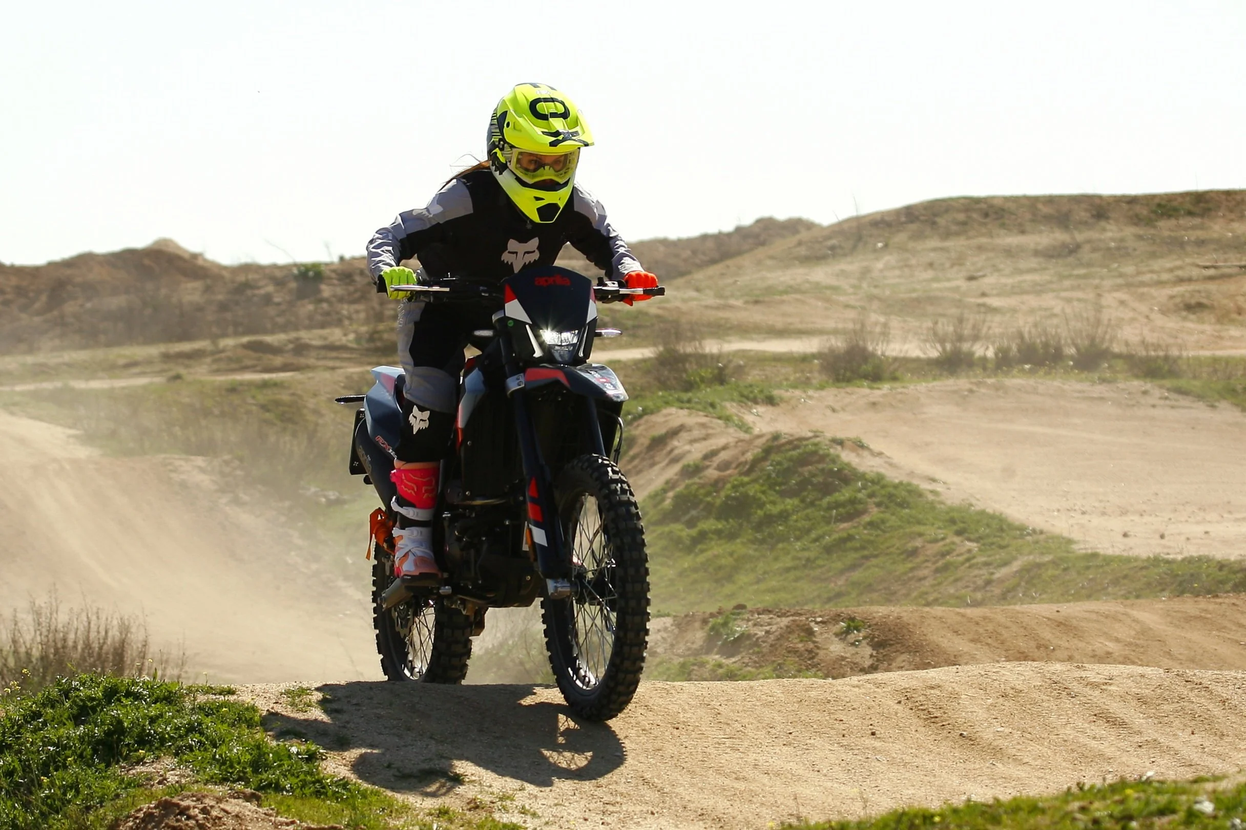 Mujeres en moto de campo con 814trail