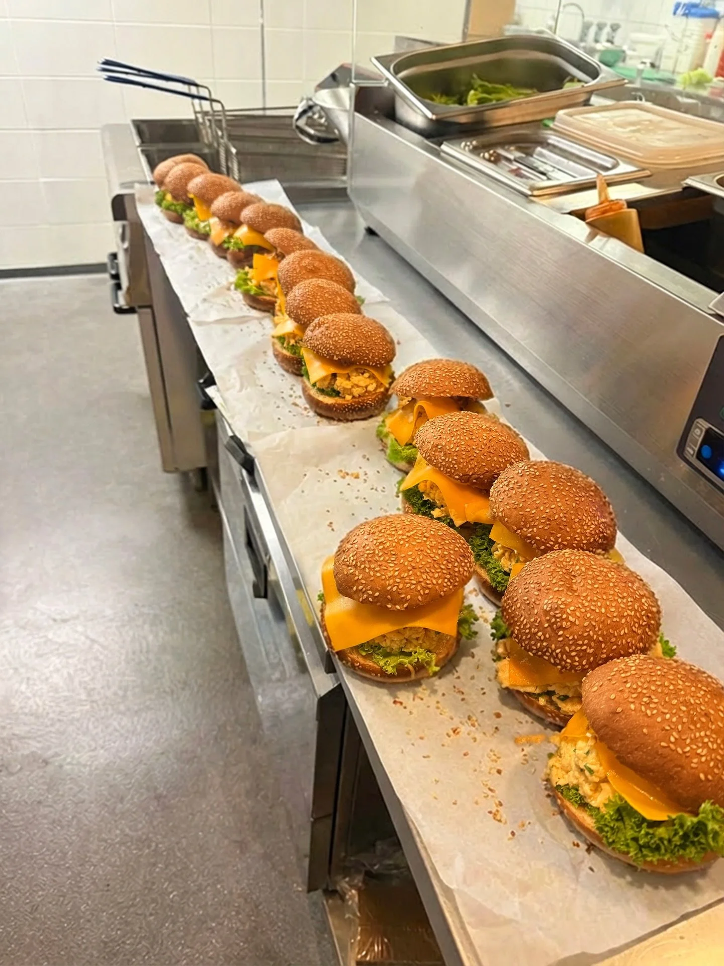 Als je denkt dat het &ldquo;maar een broodje ei&rdquo; is&hellip;
dan heb je deze rij nog niet gezien 😉

#swegg #cateringleiden #leiden #sweggsandwich #leidenhotspot