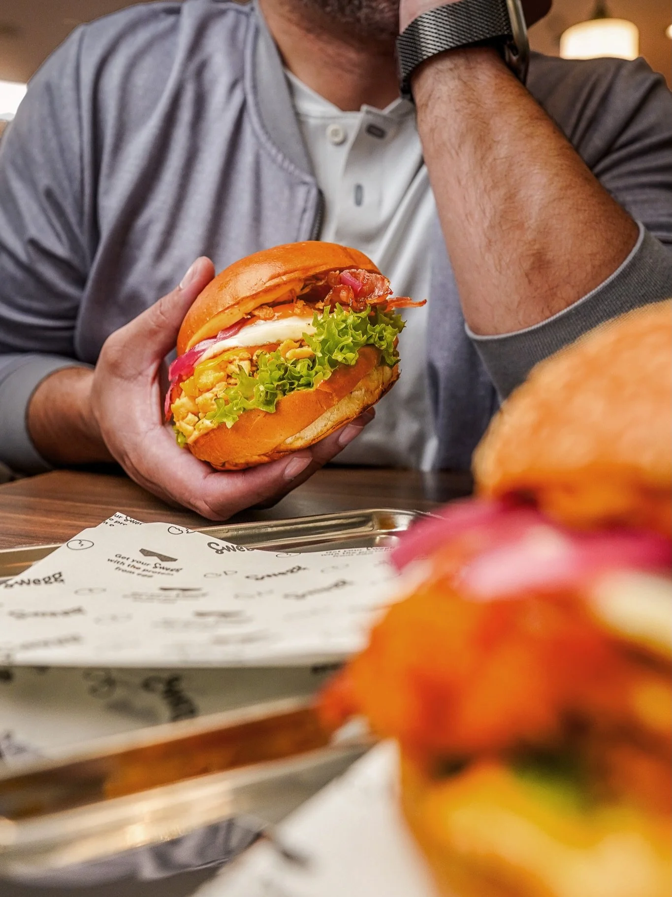 Bij Swegg geloven we in energie zonder dip.
Dankzij de power of eggs. 🥚

Onze egg sandwiches blijven de basis.
Vers bereid, rijk aan prote&iuml;ne en perfect om de hele middag door te gaan.

Maar voor wie zin heeft in iets extra crunchy, hebben we n