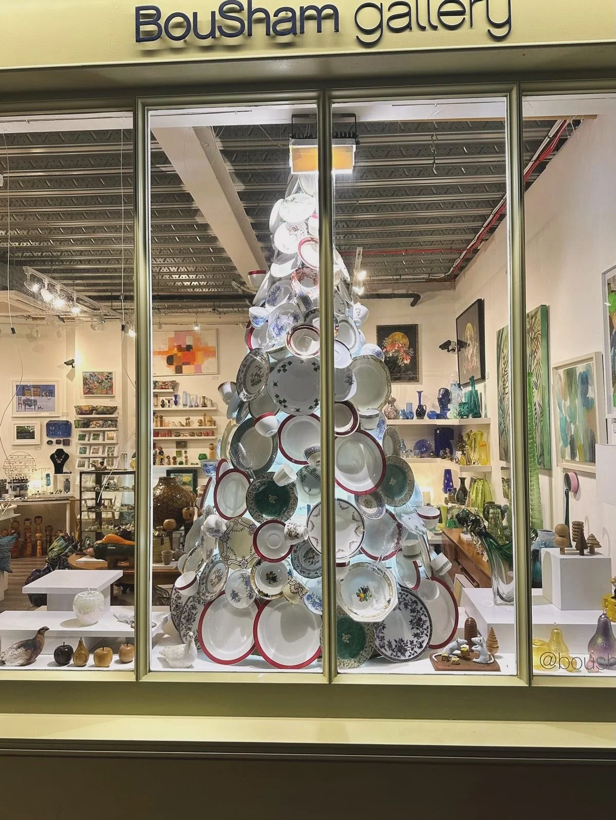 Ever seen a Christmas tree made of crockery? You have now! 

We had the pleasure of transporting this tricky item across town for @boushamgallery to their gallery in Brighton on Hannington Lane. Go and take a look for yourself&hellip;
