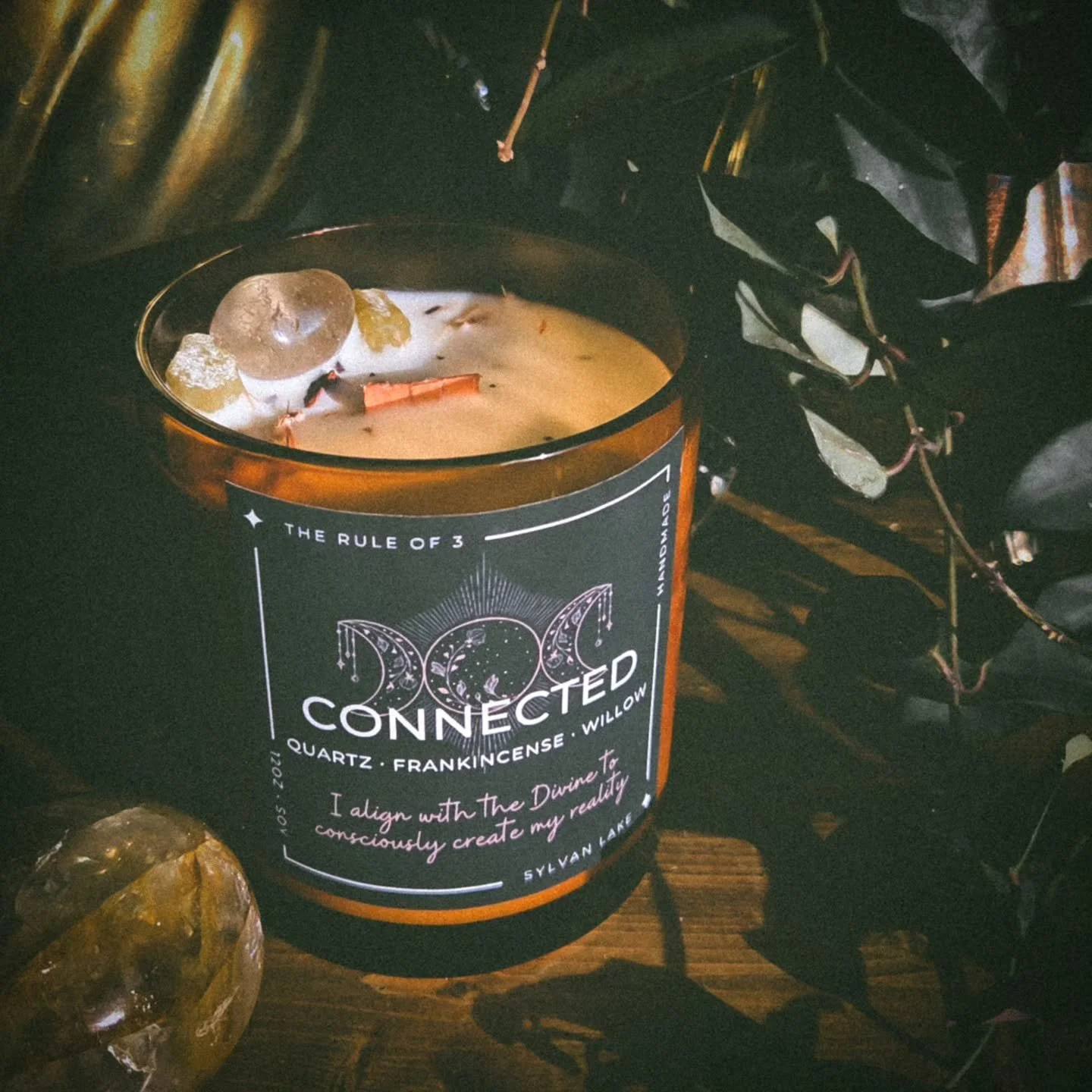 ✨ Connected ✨

A blend crafted to connect us to our higher consciousness 🌀

Top notes of golden nectar invite warmth and light. Frankincense anchors the spirit, opening the pathways between mind and divine.
Grounded in amber and softwoods, this scen