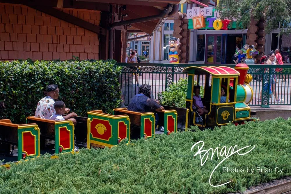 LoRes_WM_20230703_TheFam_DisneySprings_Edit-6022.jpg