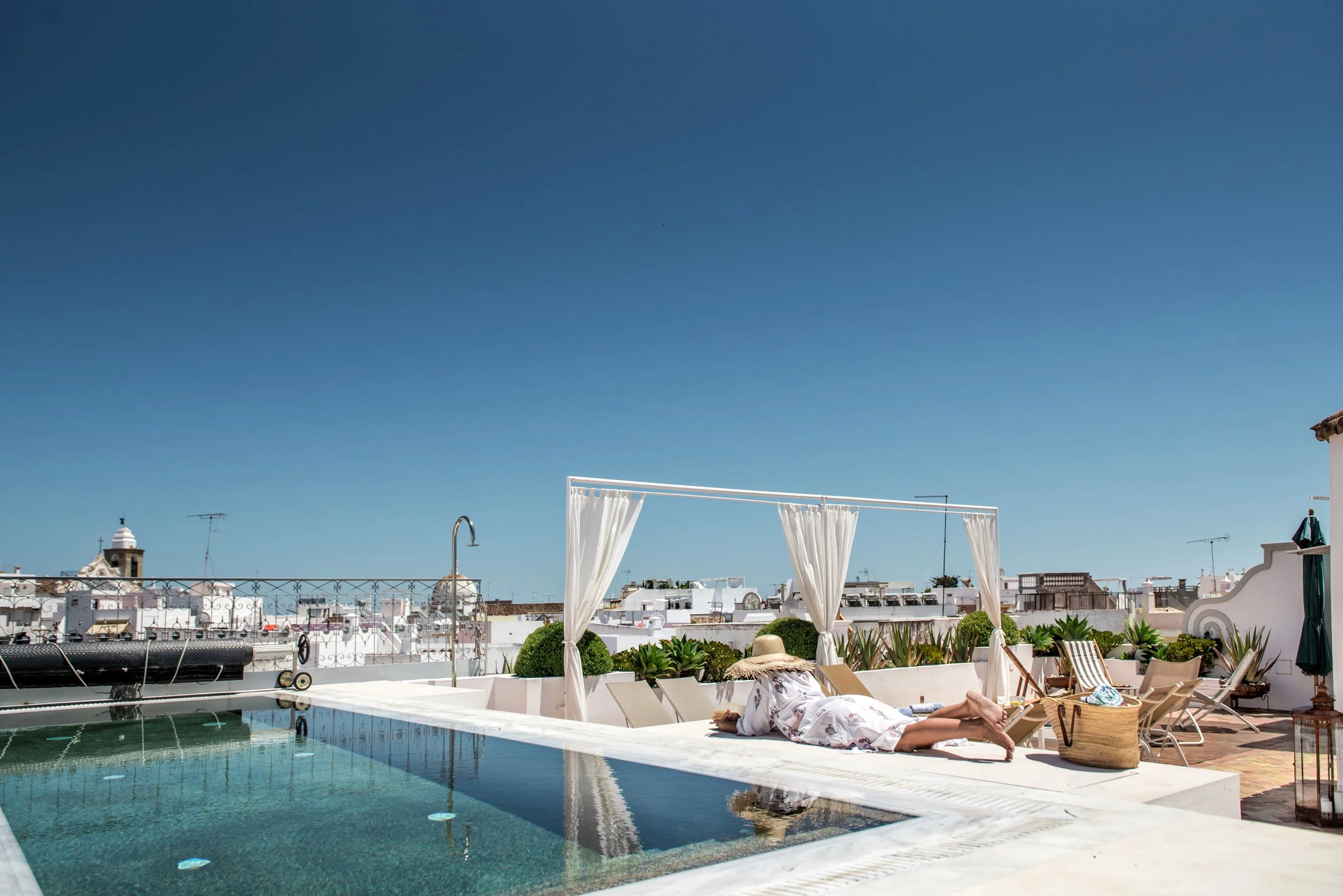 Rooftop pool and relaxation area at the Olhão retreat house in Portugal
