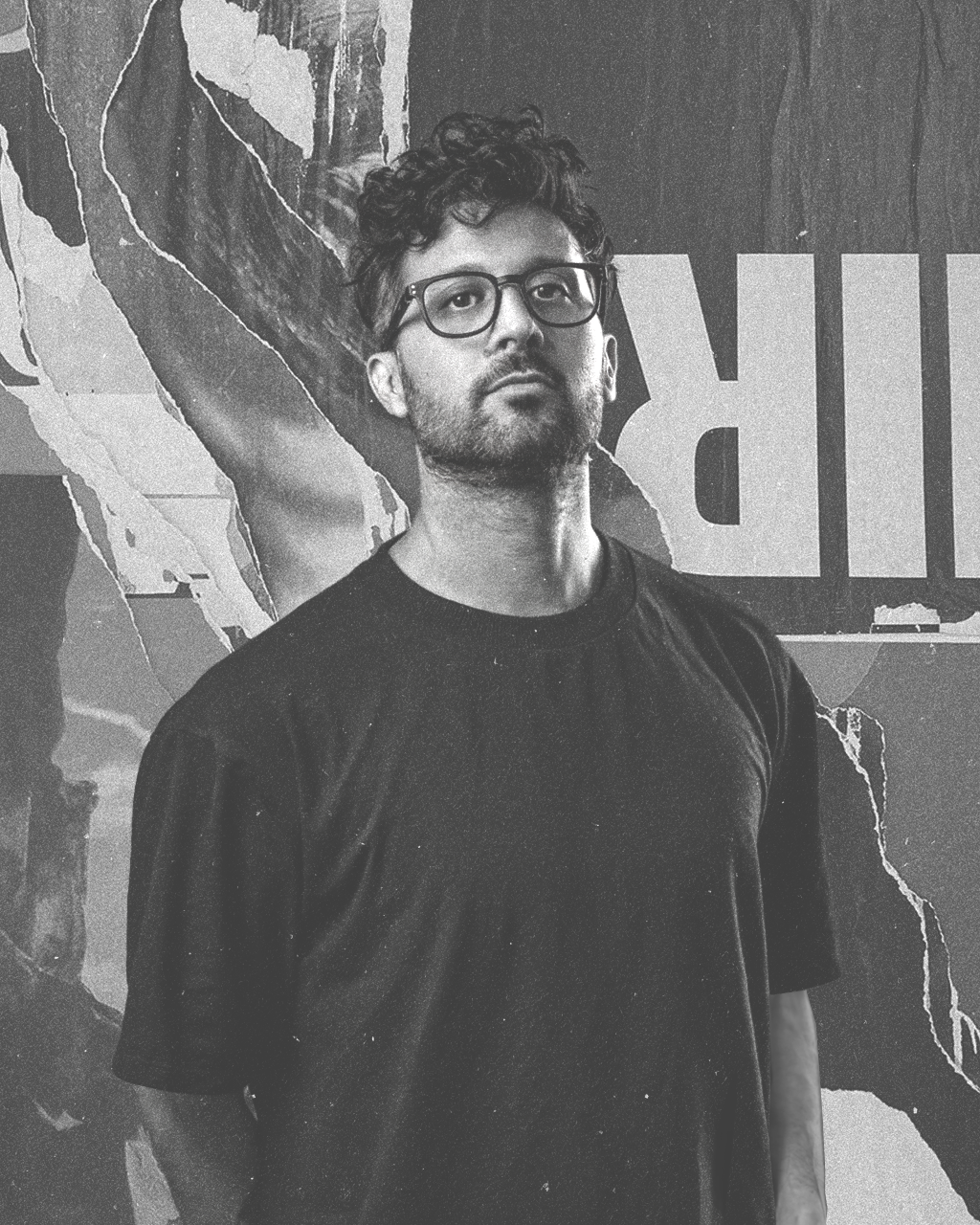 A picture of Gio Casabona on black and white. Una fotografía de Gio Casabona en blanco y negro.