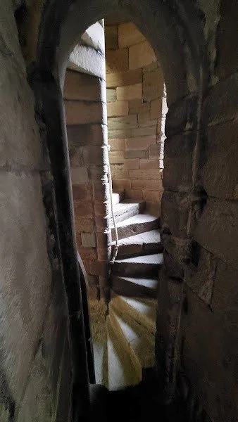 carnarfon 5 stairs on walls.jpg