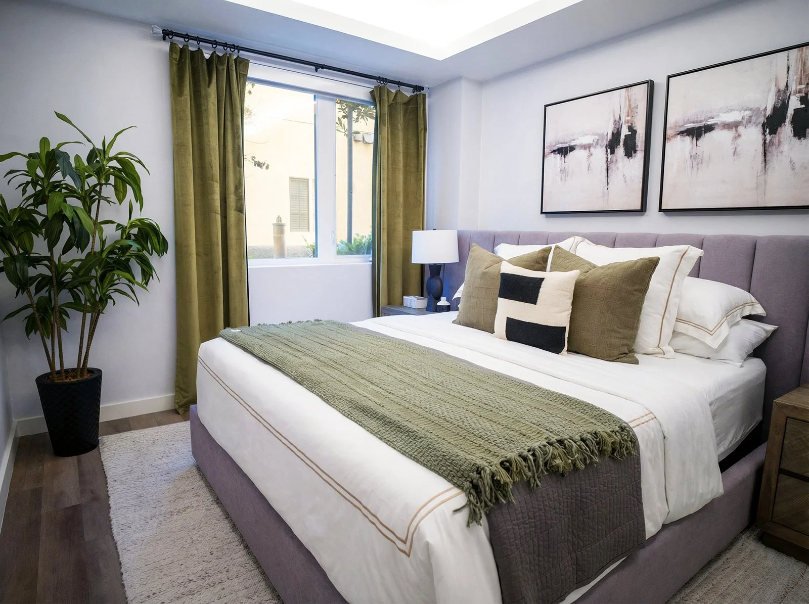 fix_pillows_and_make_look_all__Nano_Banana_Pro_27092 copy.jpg