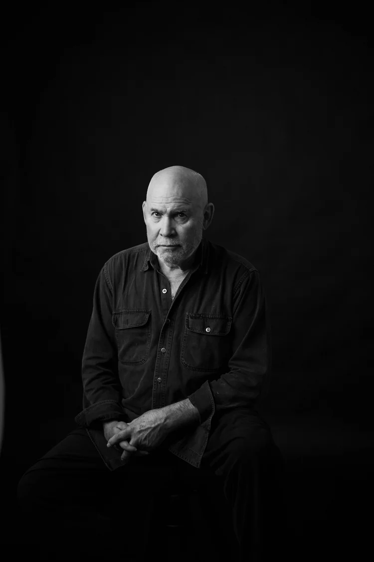 Ritratto in bianco e nero di Steve McCurry, fotografo Magnum, realizzato da Studio 125