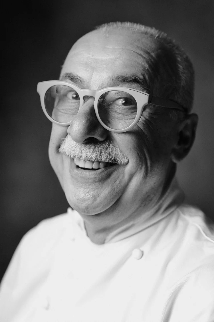 Ritratto in bianco e nero di Sergio Dondoli, maestro gelatiere