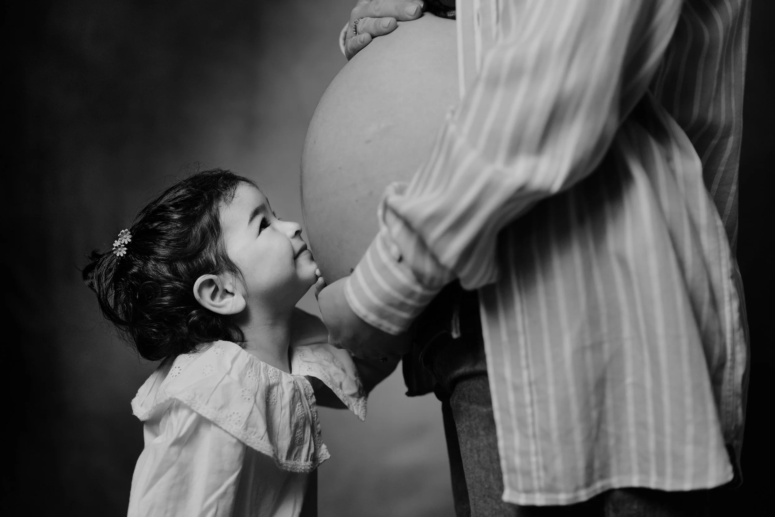 ritratto bianco e nero stampato di bambina con mamma in dolce attesa