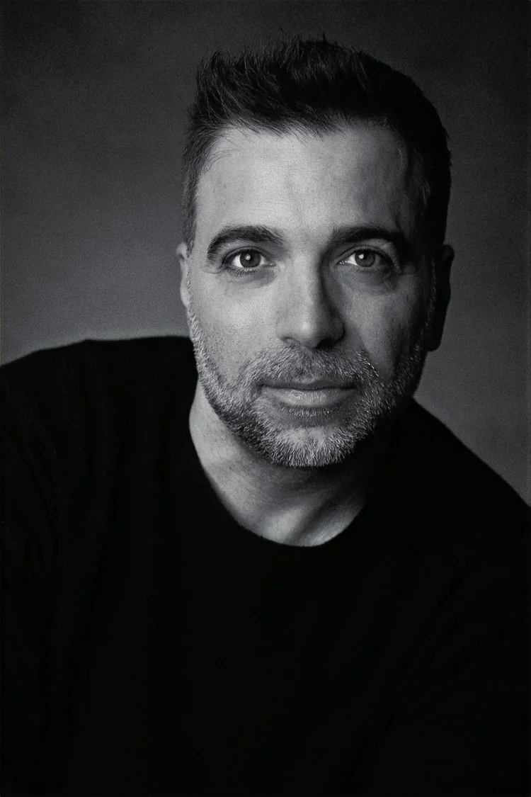 Ritratto di Dario De Cristofaro, fotografo ritrattista e fondatore di Studio 125