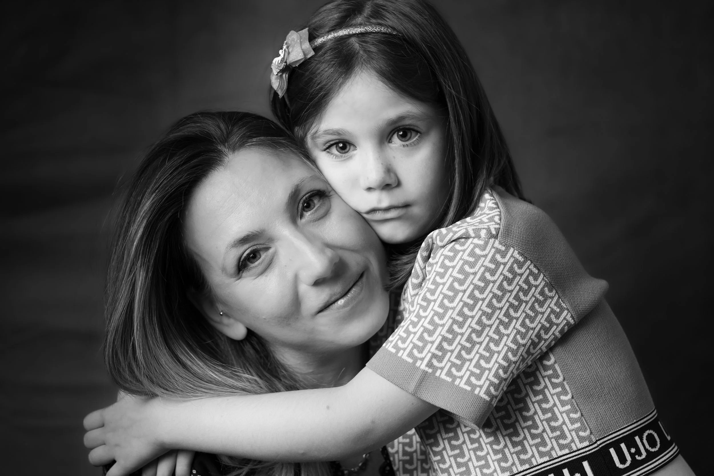 ritratto stampato e incornicato  di bambina che abbraccia la mamma in studio fotografico a napoli