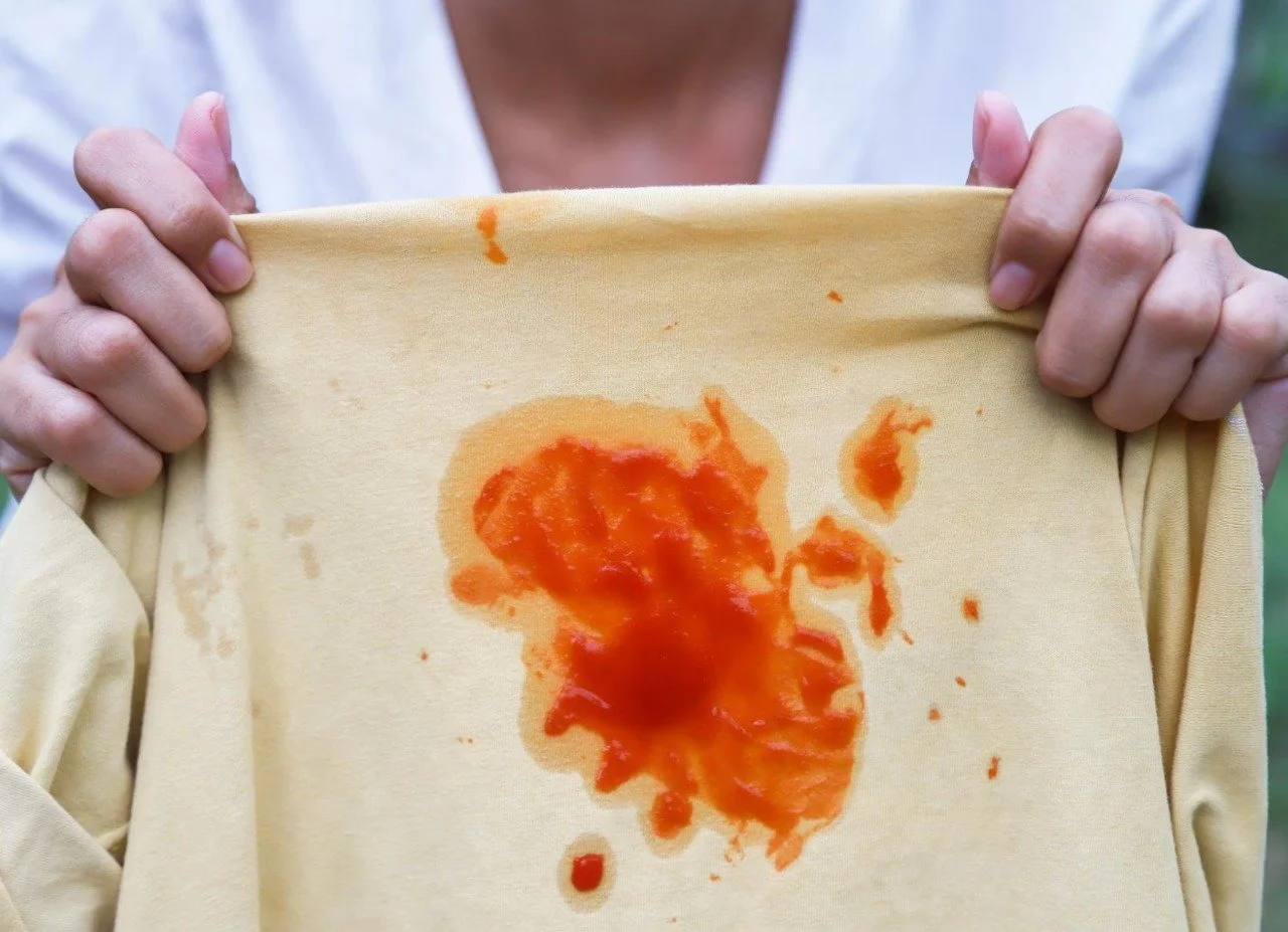 Så tar du bort tomatfläckar på möbler och kläder