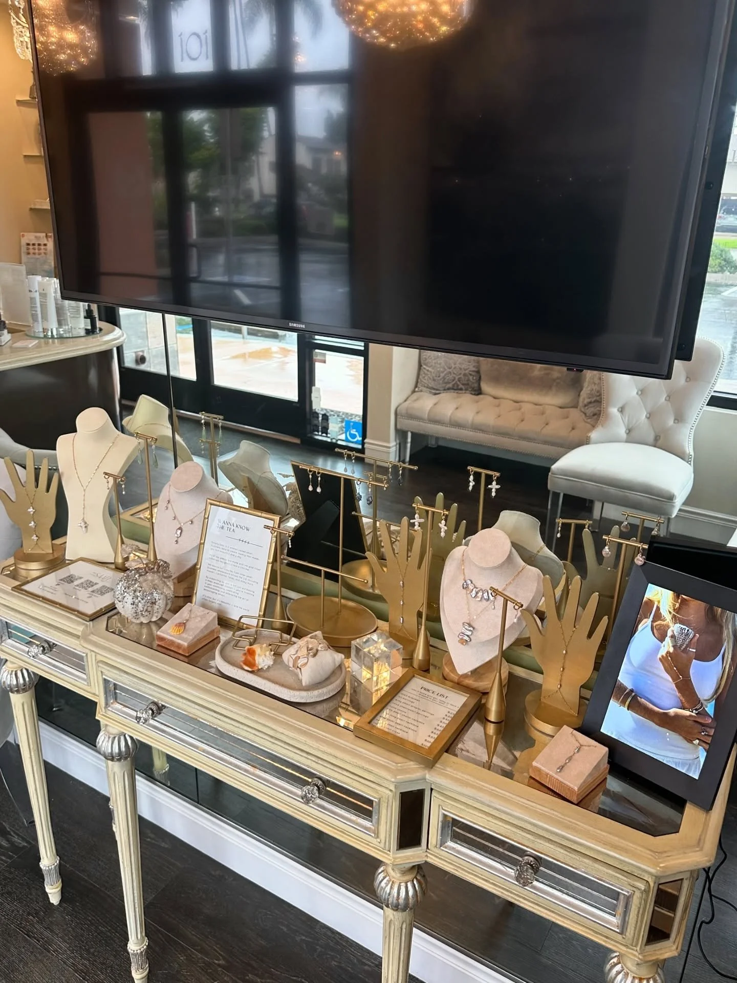 We&rsquo;ve been keeping a secret and it&rsquo;s time to spill !! 

We&rsquo;re beyond excited and blessed to expand and showcase our beautiful pieces in @dolcevitamd 🤍

Stop by the office to check out our display and meet the amazing people inside.