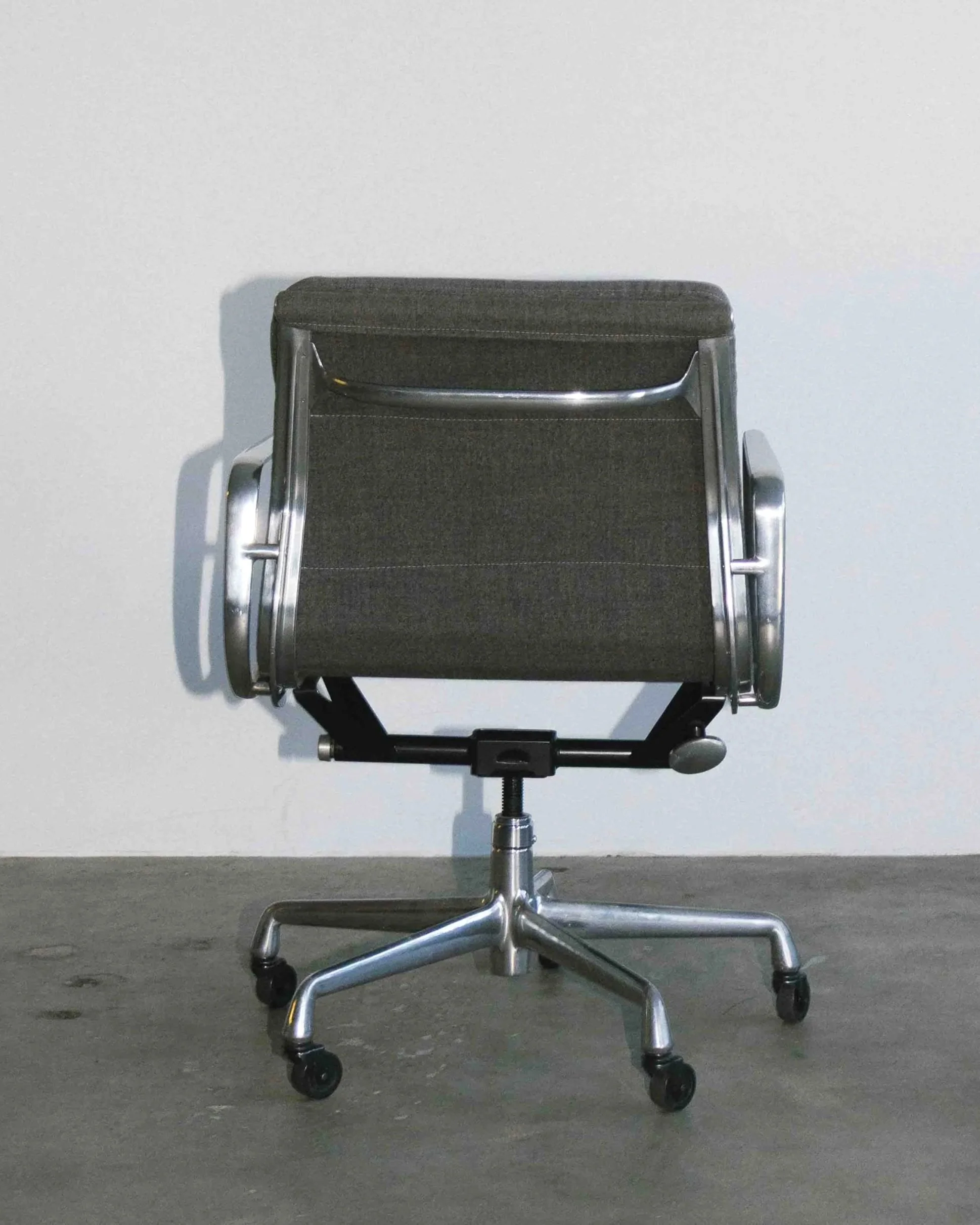 08-31-2026-chaise_Herman_Miller_Soft_pad_wheels_1980-8.jpg