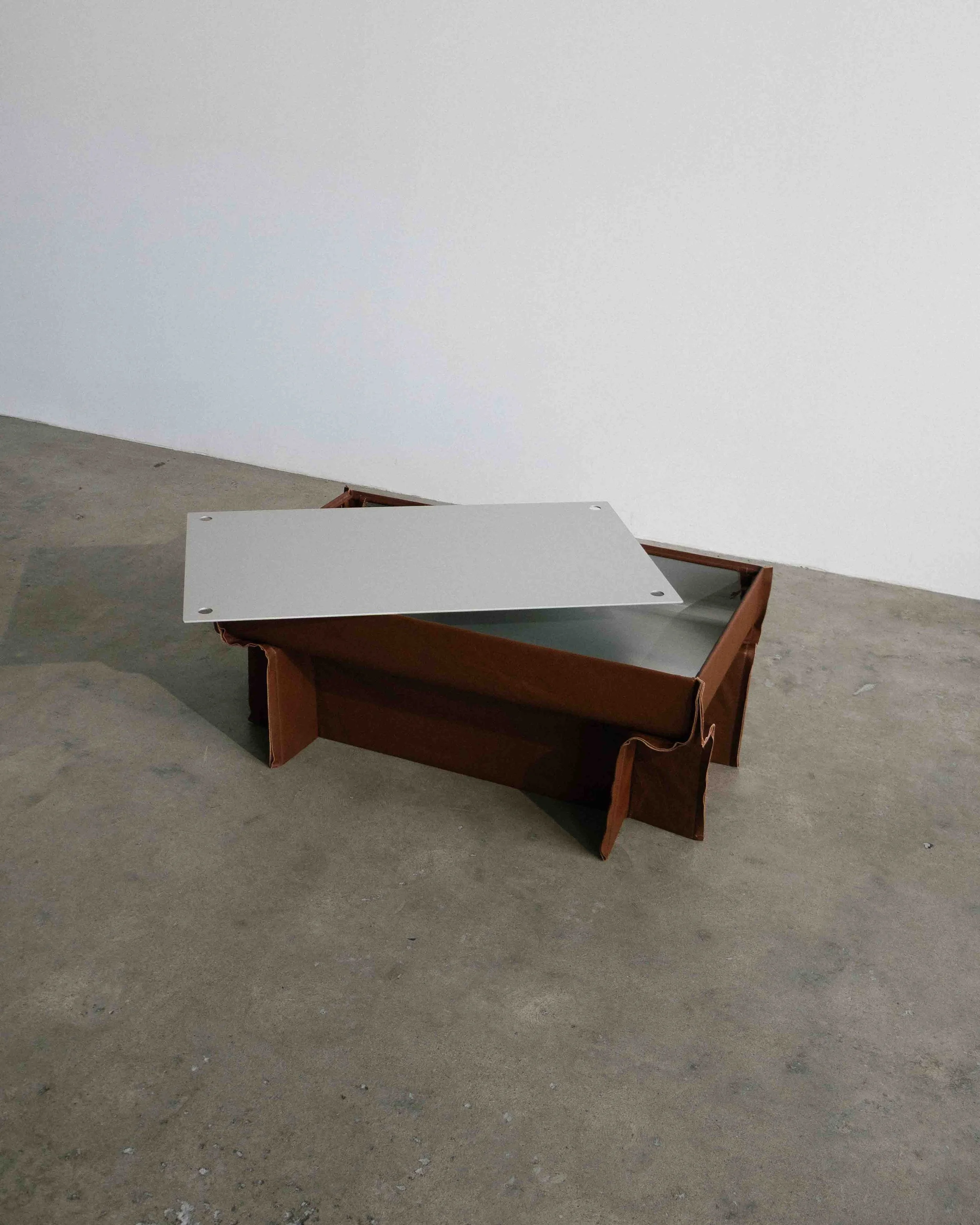 Table_cafe_FINN_Cuir_Aluminium-Sejour_studio_design_Montreal