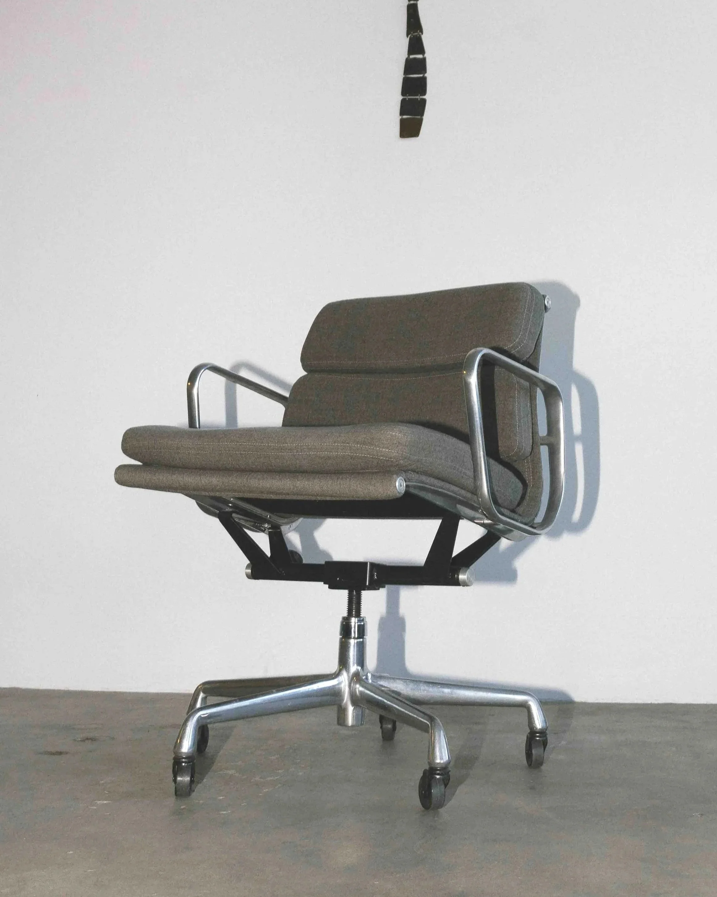 08-31-2026-chaise_Herman_Miller_Soft_pad_wheels_1980-5.jpg
