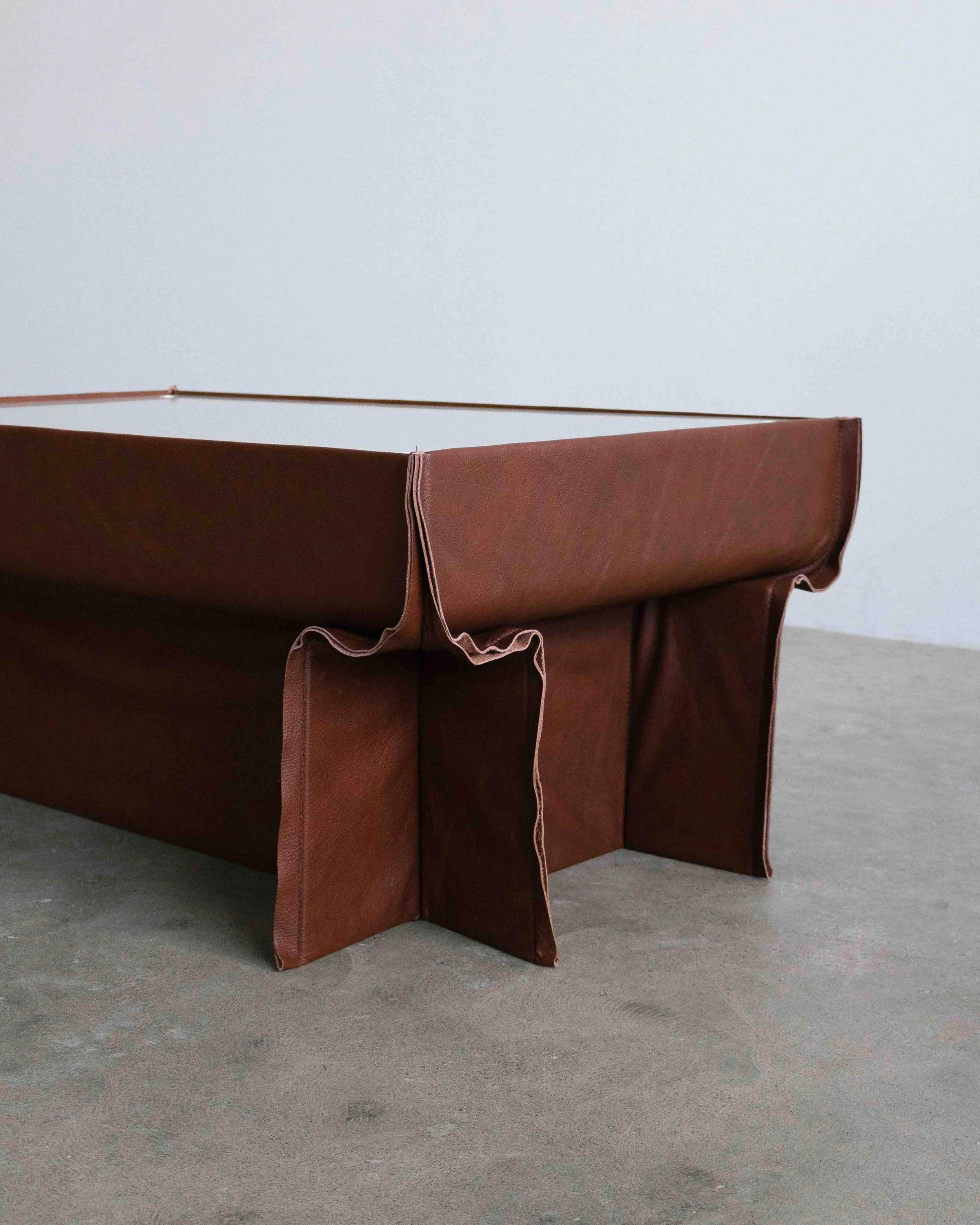 Table_cafe_FINN_Cuir_Aluminium-Sejour_studio_design_Montreal