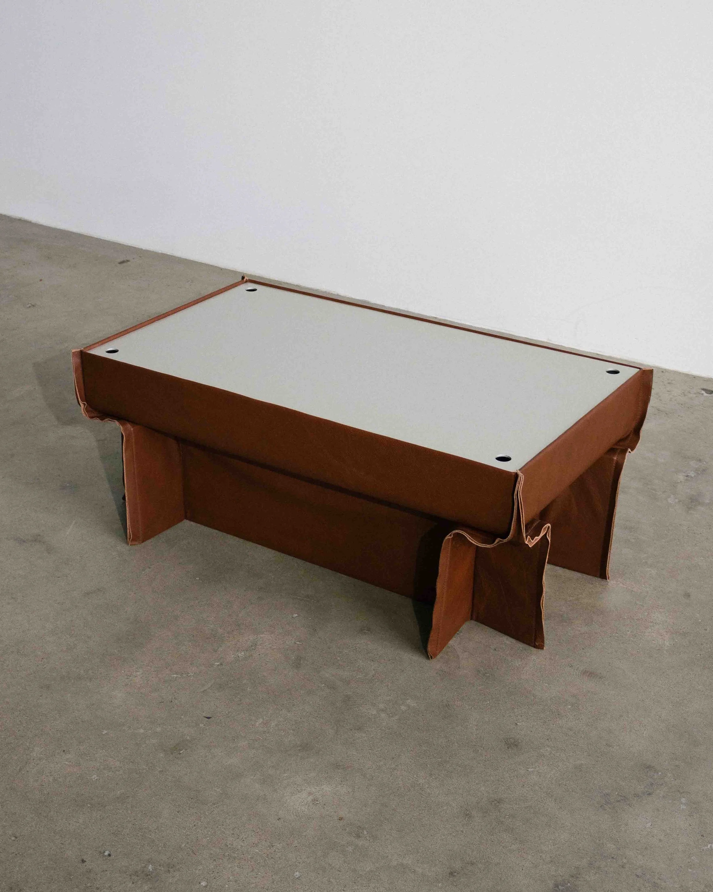 Table_cafe_FINN_Cuir_Aluminium-Sejour_studio_design_Montreal