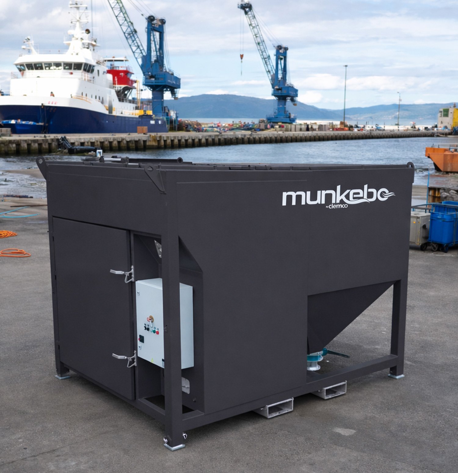 A portable Munkebo Dust Collector at a ship yard.