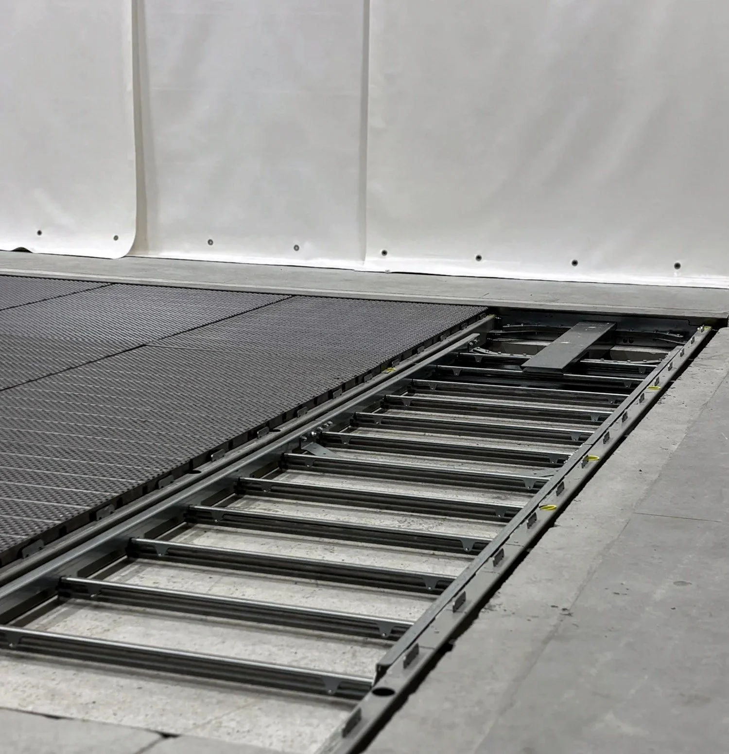 A Munkebo scraper floor system in an indoor blast room