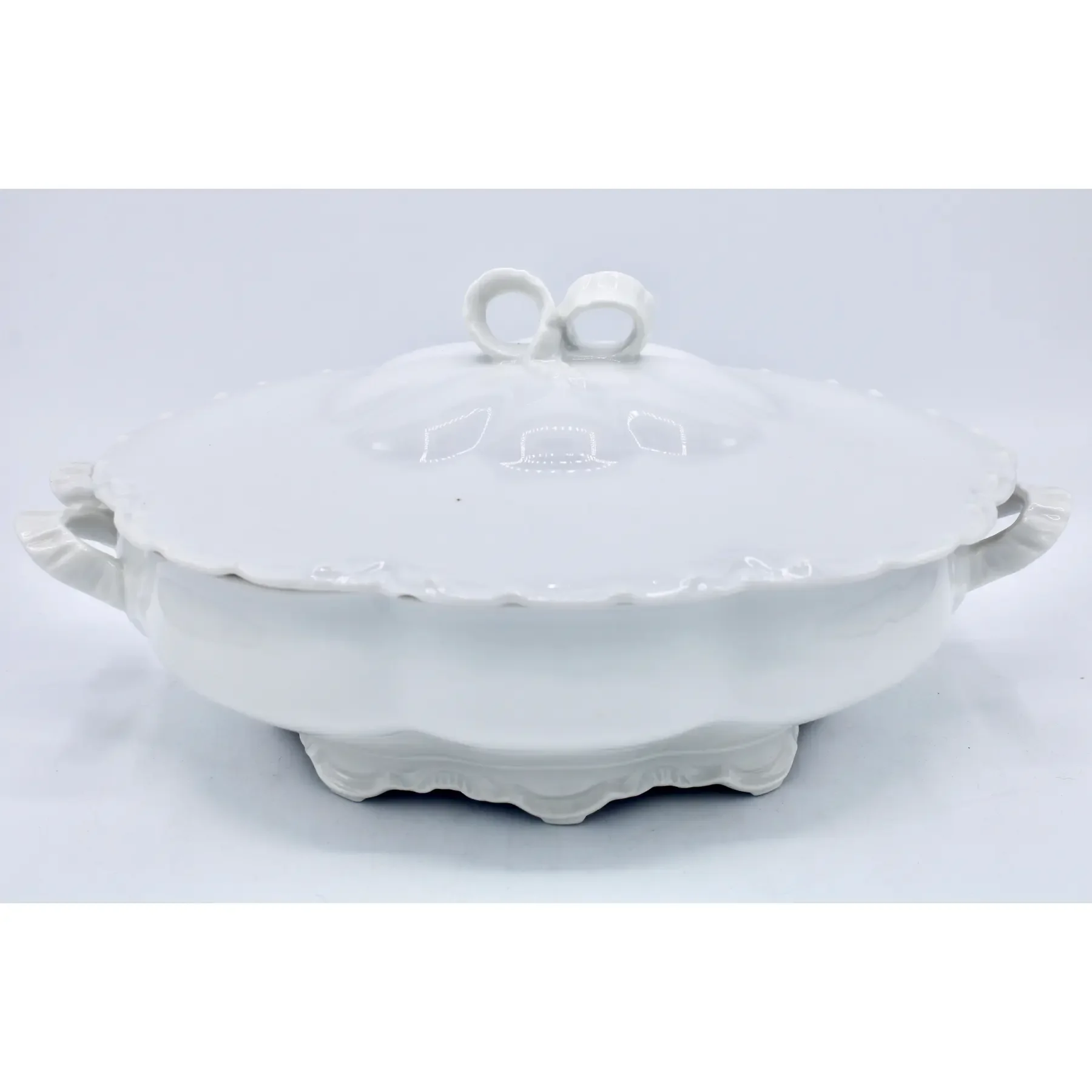 mid-20th-century-french-white-ceramic-tureen-with-bow-handles-7989.webp
