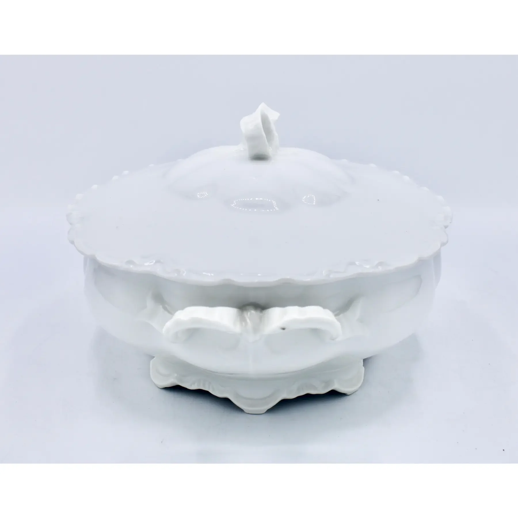 mid-20th-century-french-white-ceramic-tureen-with-bow-handles-5636.webp