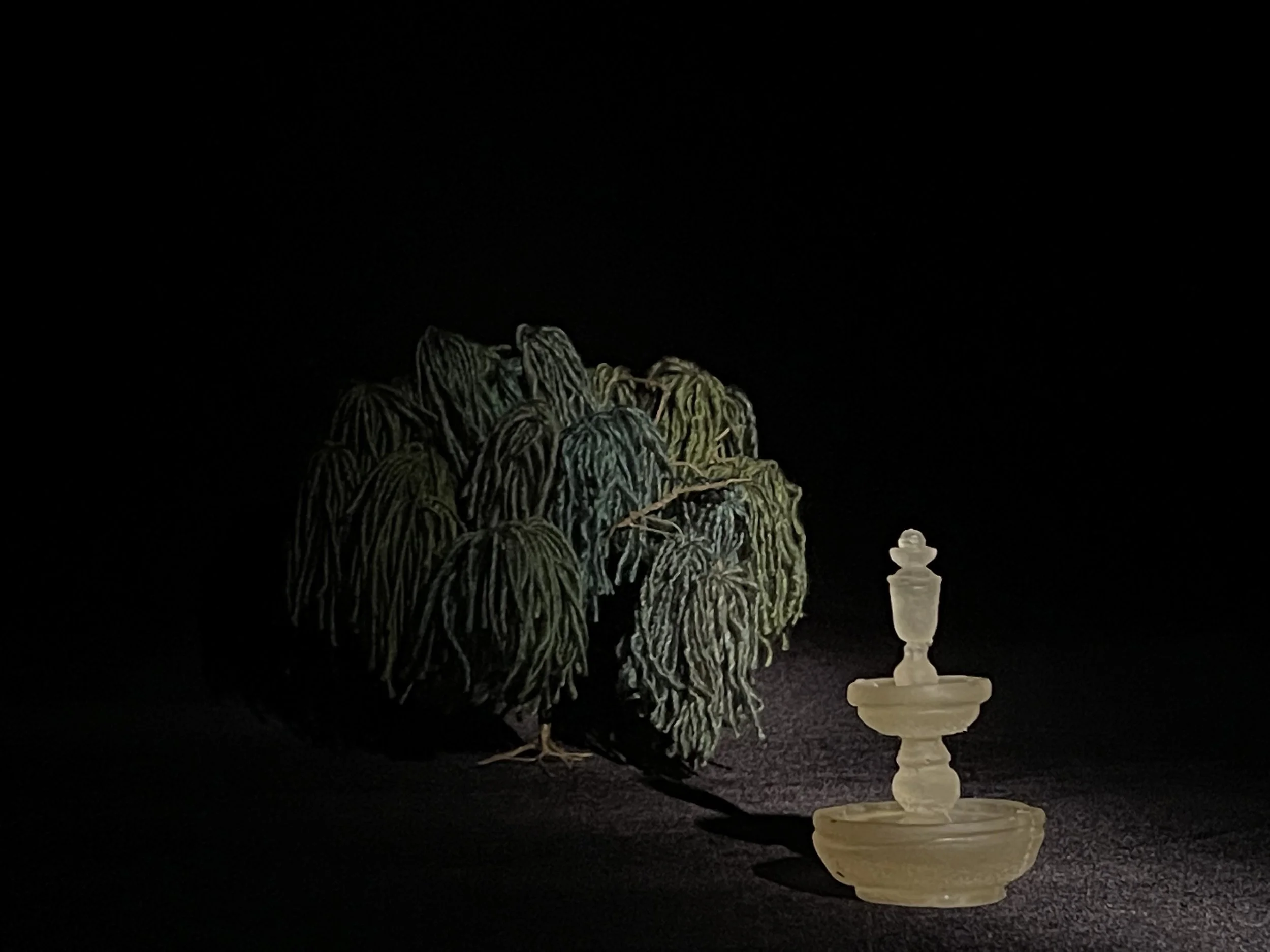 Weeping Willow detail. Floral wire, Acrylic Paint, Thread, Glue, Acrylic fiber, Cast Resin. 2023 