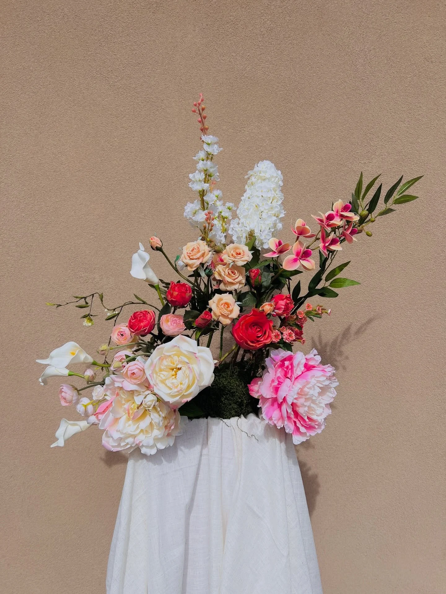 A sweet sculptural arrangement that is somehow making me crave strawberry shortcake and a peach Bellini ? ππ°π
#weddinginspiration #diybride #peaches #strawberryshortcake #southwestwedding #floral #florist #newmexico #albuquerque #trending #smallb