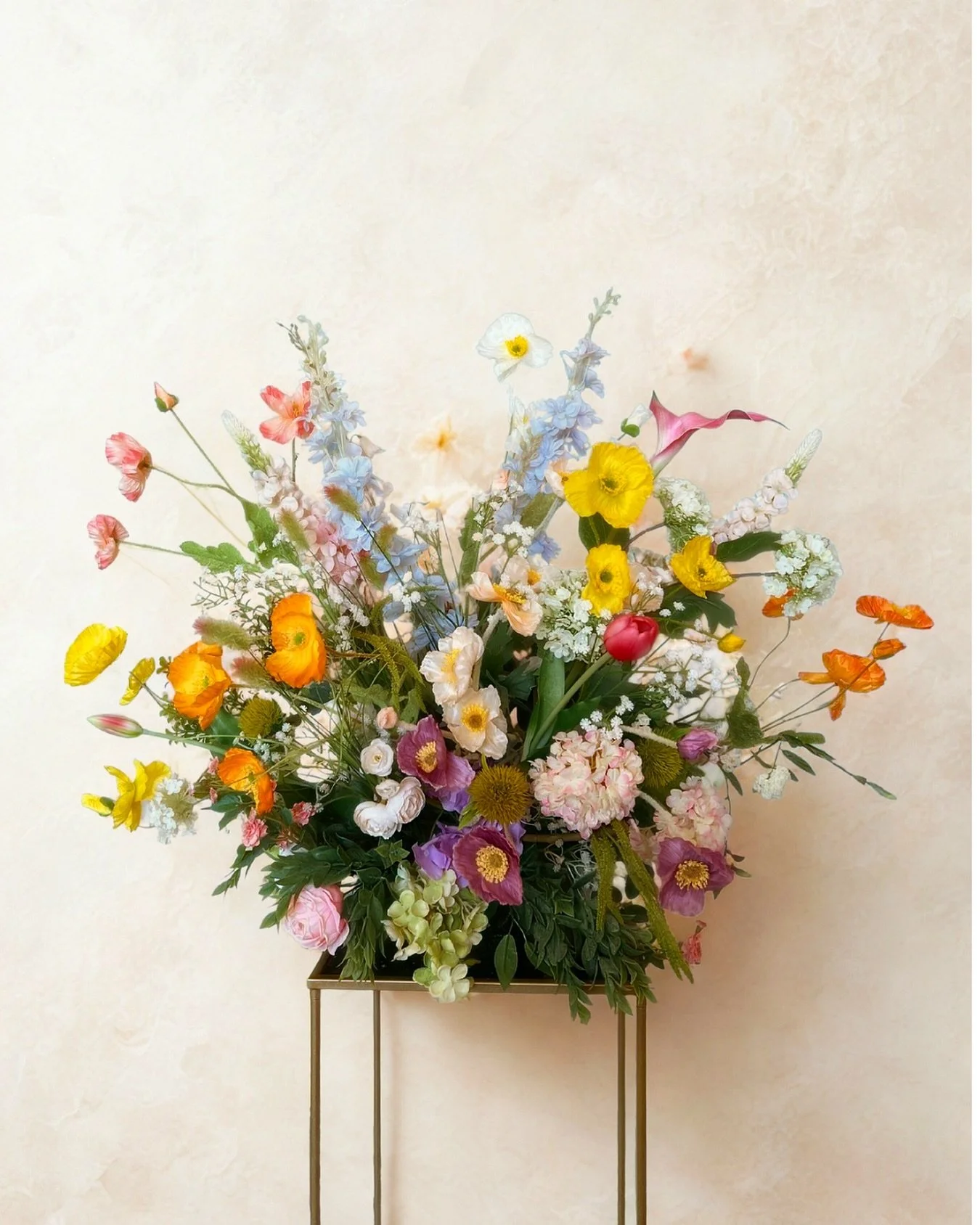 Bringing spaces to life with florals that look like they grew there. Every stem chosen to feel effortless, wild, and real 🌱