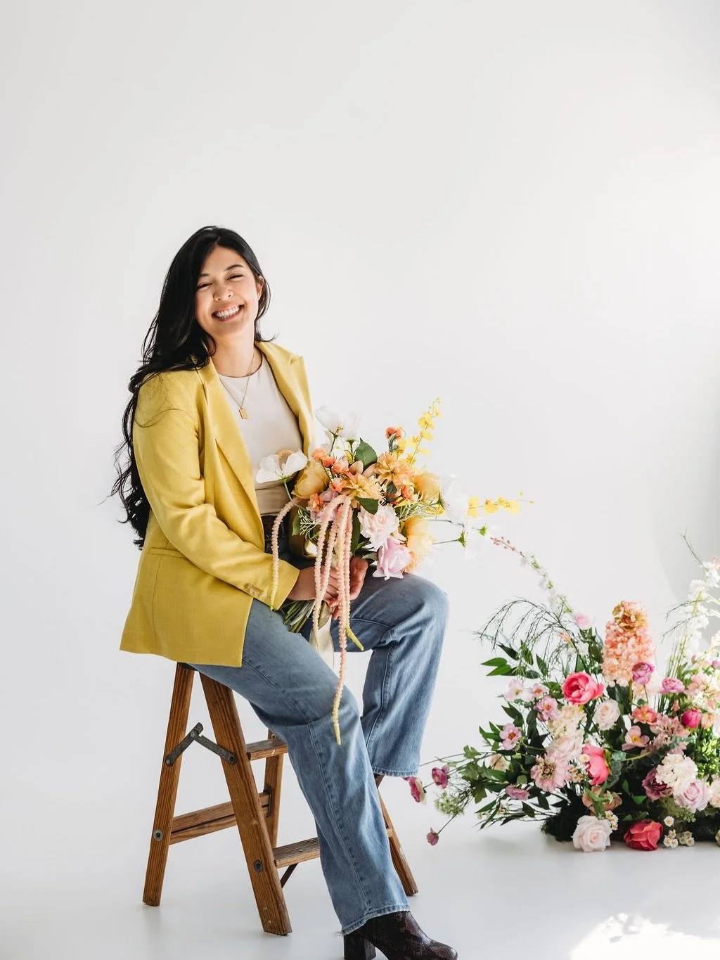 Allow me to reintroduce myself&hellip; 💖new headshots from the incredible @caseythomasphotography 👈 featuring this lovely spring floral set that will be exclusively available if you book your Mother&rsquo;s Day minis with Casey!! 
.
.
#womenowned #