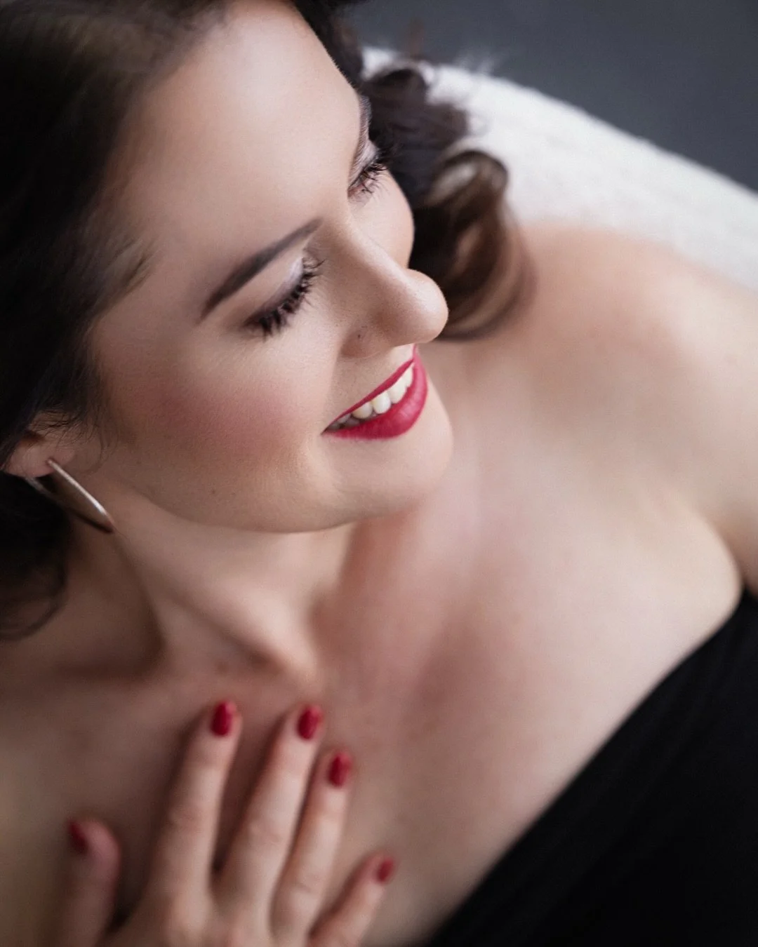 ✨Golden era of Hollywood - red lipstick, elegant wavy hair and body hugging dresses. You can let your imagination flow&hellip;

Fleur @fleurmusicofficial  is a beautiful incarnation of this era iconic beauty standard and she has one more secret power